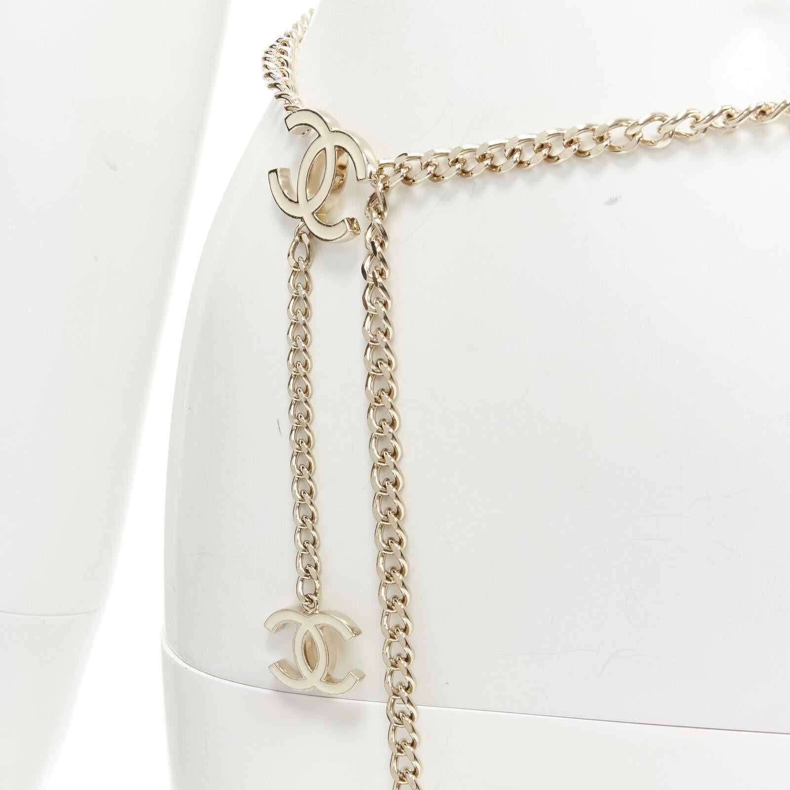 CHANEL 05V gold metal chain triple CC charm statement belt
Reference: LNKO/A02074
Brand: Chanel
Designer: Karl Lagerfeld
Collection: 2015
Material: Metal
Color: Gold
Pattern: Solid
Closure: Hook & Eye
Made in: France

CONDITION:
Condition: