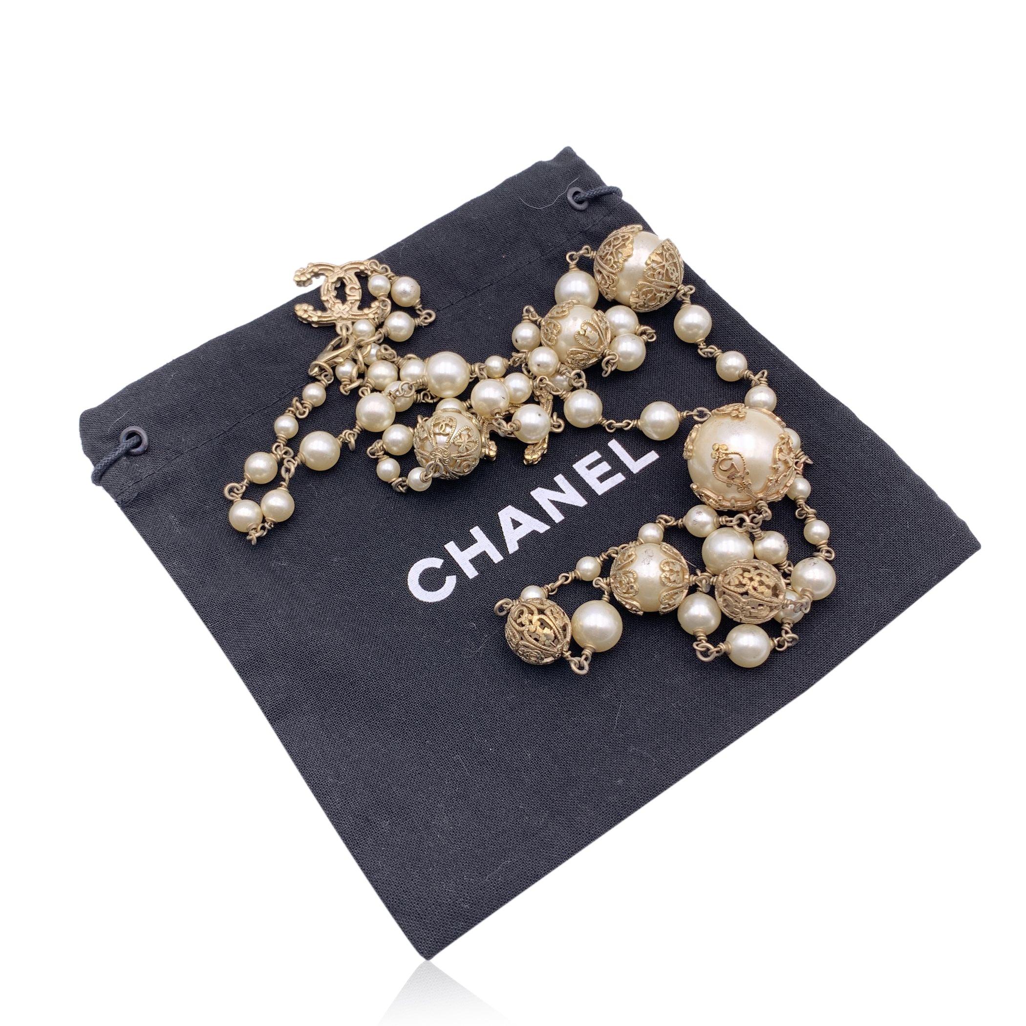 Chanel 06 Faux Pearls Gold Metal CC Logo Long Necklace In Good Condition For Sale In Rome, Rome