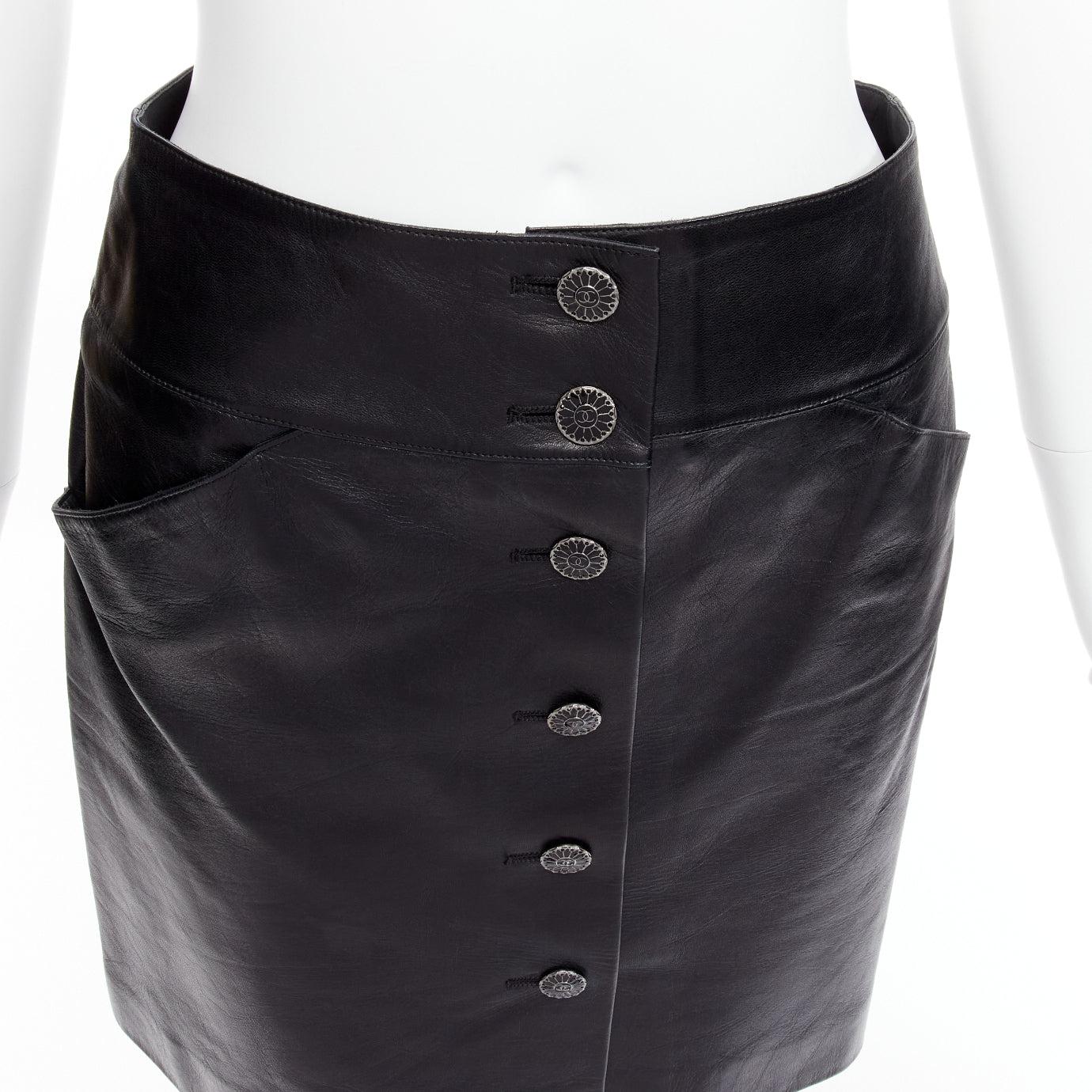 CHANEL 06A black lambskin leather CC logo button A-line mini skirt FR34 XS
Reference: TGAS/D00296
Brand: Chanel
Designer: Karl Lagerfeld
Collection: 06A
Material: Lambskin Leather
Color: Black
Pattern: Solid
Closure: Button
Lining: Black