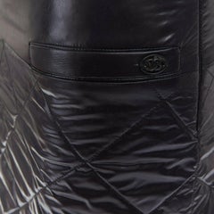 CHANEL 06A Mini jupe en nylon matelassé noir à double poche CC charm FR34 XS