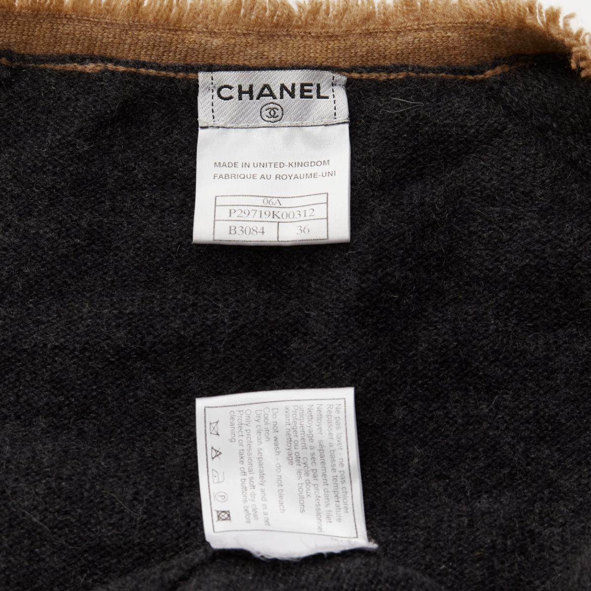 CHANEL 06A Runway 100 % cachemire gris beige cardigan à 4 poches avec ceinture avec logo CC FR36 S en vente 5