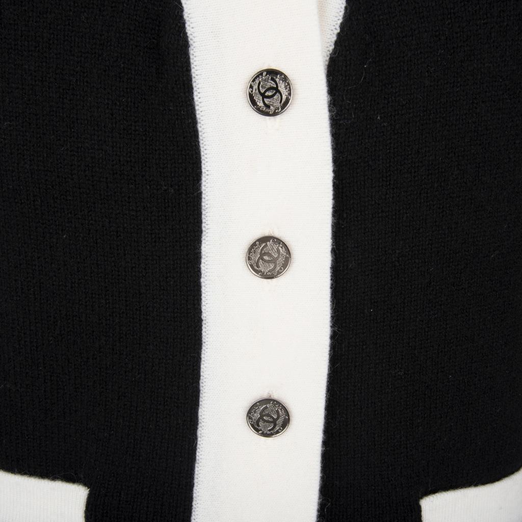 Chanel 06A Top Cashmere Black White Trim Great Buttons 42 / 8 In Excellent Condition In Miami, FL