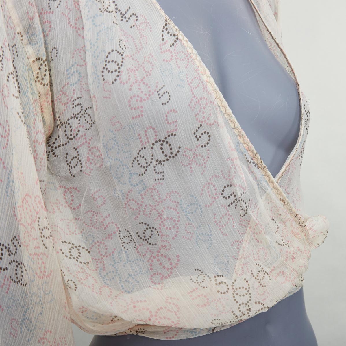 CHANEL 06P cream 100% silk CC dotted print allover wrap blouse FR36 S
Reference: TGAS/E00386
Brand: Chanel
Designer: Karl Lagerfeld
Collection: 06P
Material: Silk
Color: Cream
Pattern: Logomania
Closure: Wrap Tie
Extra Details: Puff sleeves.
Made