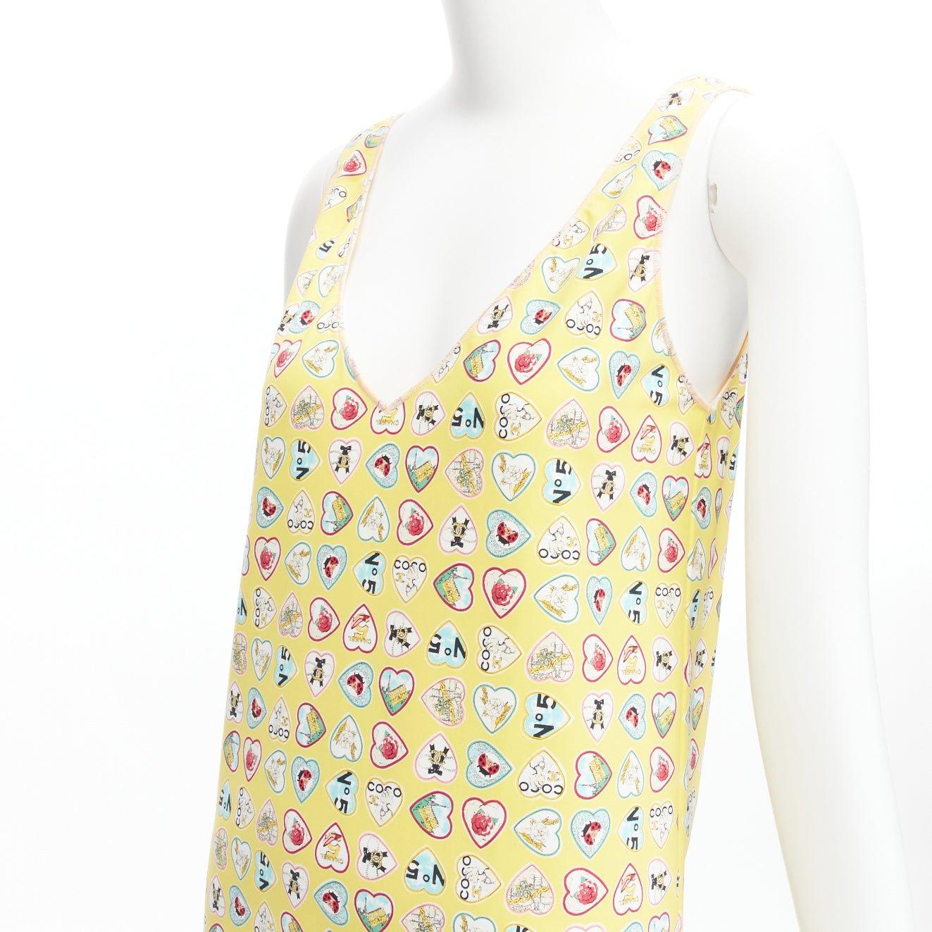rare CHANEL 06P yellow Coco No 5 CC logo heart print V neck mini shift dress FR38 M
Reference: TGAS/D00454
Brand: Chanel
Designer: Karl Lagerfeld
Collection: 06P
Material: Polyamide, Elastane
Color: Yellow, Multicolour
Pattern: Abstract
Closure: