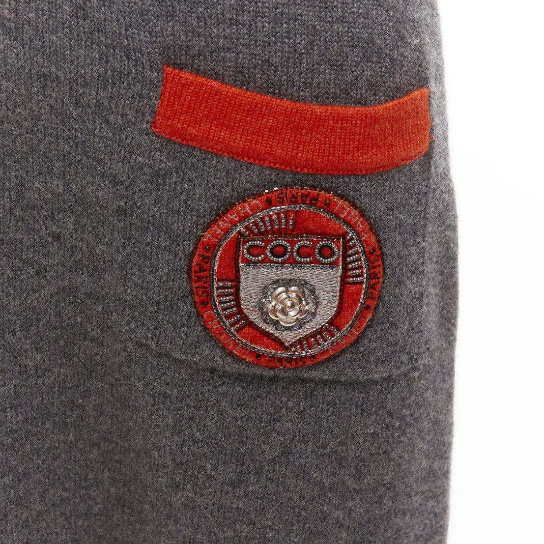 CHANEL 07A 100% cashmere grey orange trim COCO logo badge knit dress FR38 M
Reference: NILI/A00039
Brand: Chanel
Designer: Karl Lagerfeld
Collection: 07A
Material: Cashmere
Color: Orange, Grey
Pattern: Solid
Closure: Pullover
Extra Details: COCO