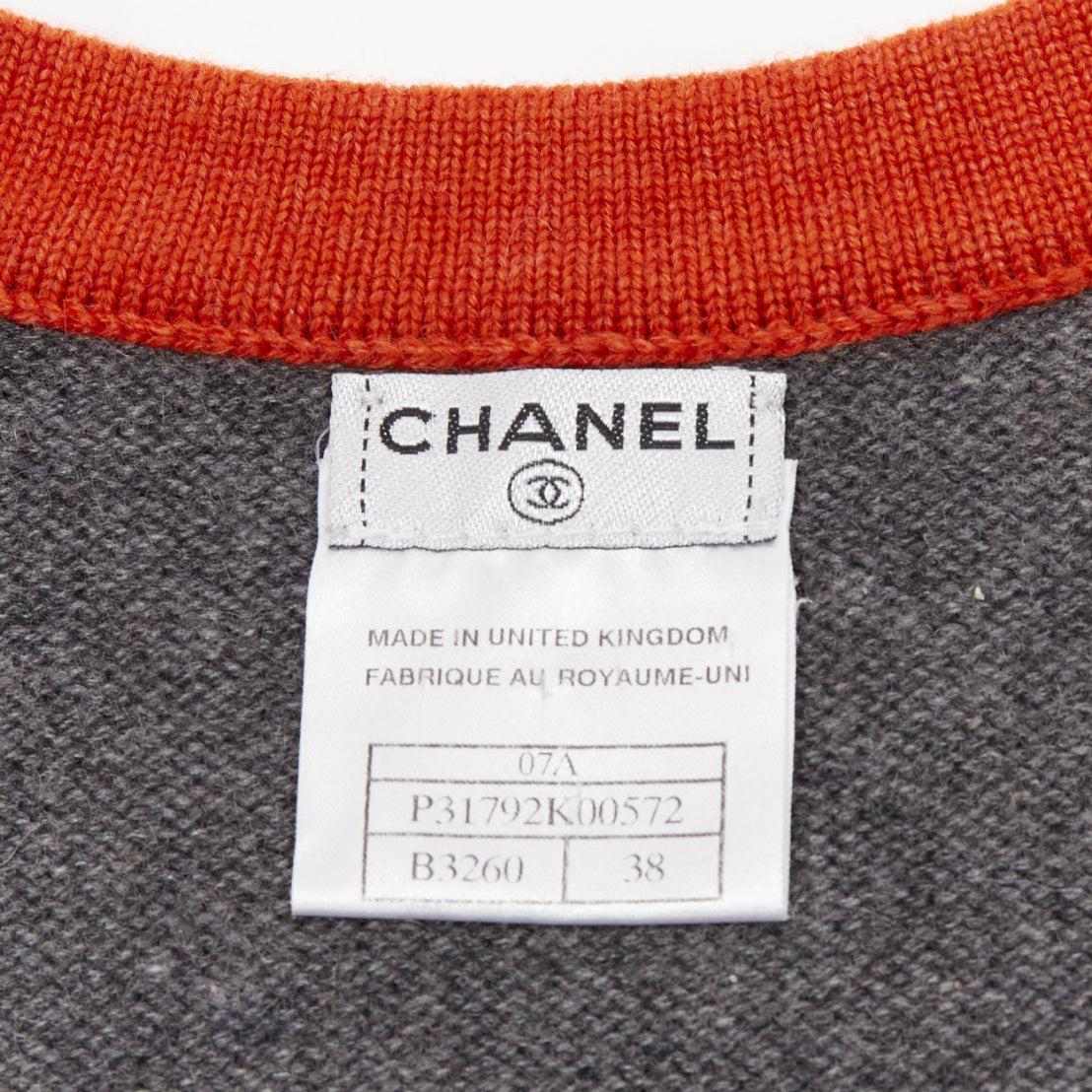CHANEL 07A 100% Kaschmirgraues und orangefarbenes Strickkleid mit COCO-Logo-Schriftzug FR38 M im Angebot 4