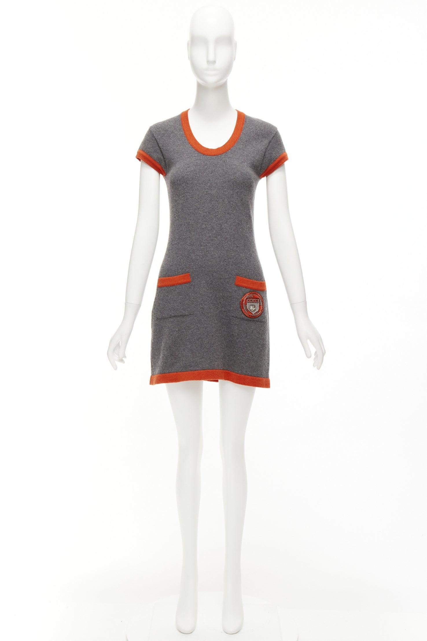 CHANEL 07A 100% Kaschmirgraues und orangefarbenes Strickkleid mit COCO-Logo-Schriftzug FR38 M im Angebot 5