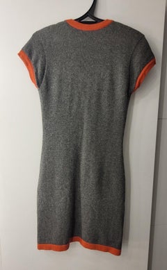 CHANEL 07A Kaschmir Grau Orange COCO Logo Abzeichen Strickkleid Sz.44