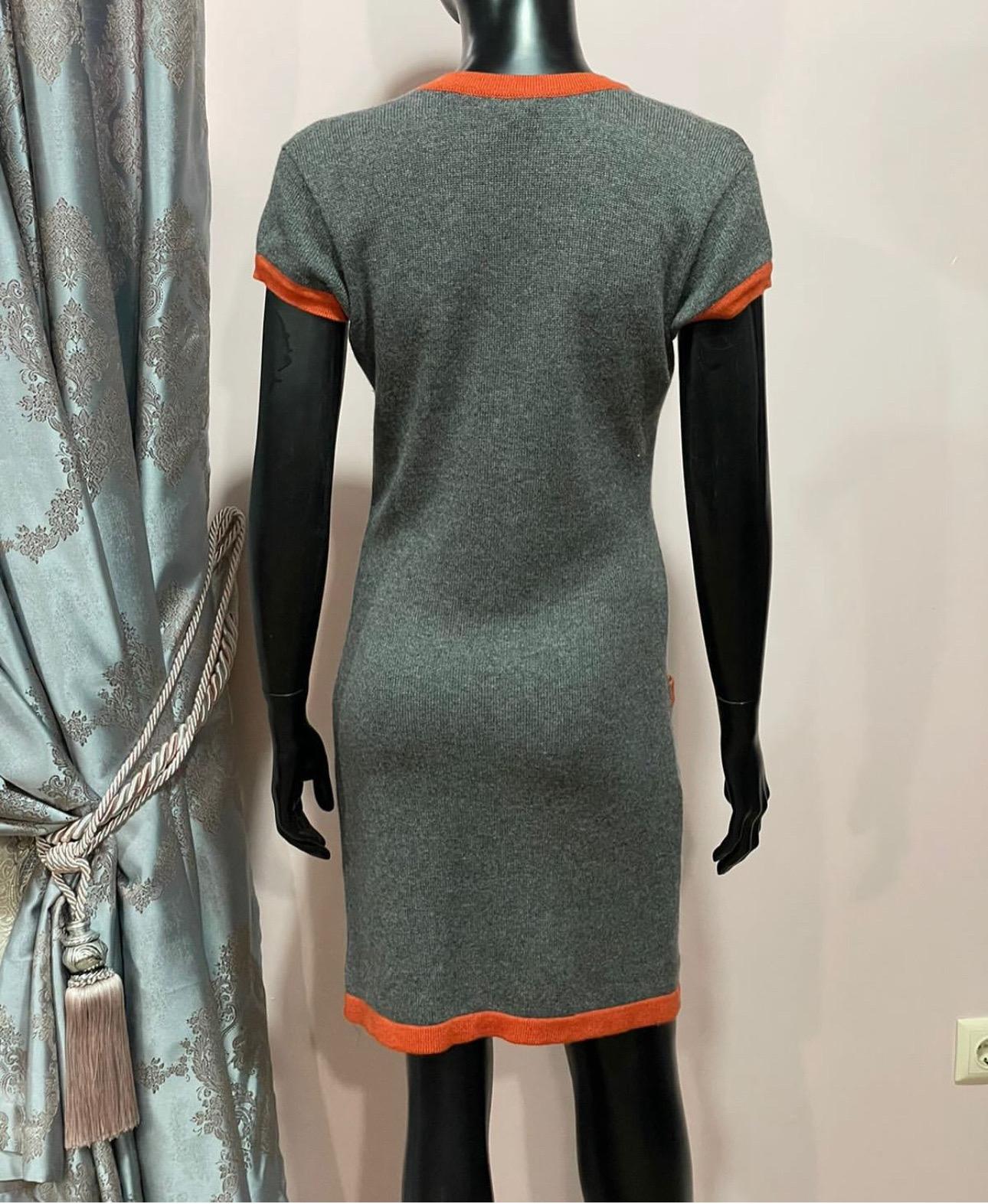 Gris CHANEL 07A Cashmere Grey Orange COCO Logo Badge Knit Dress Sz.44