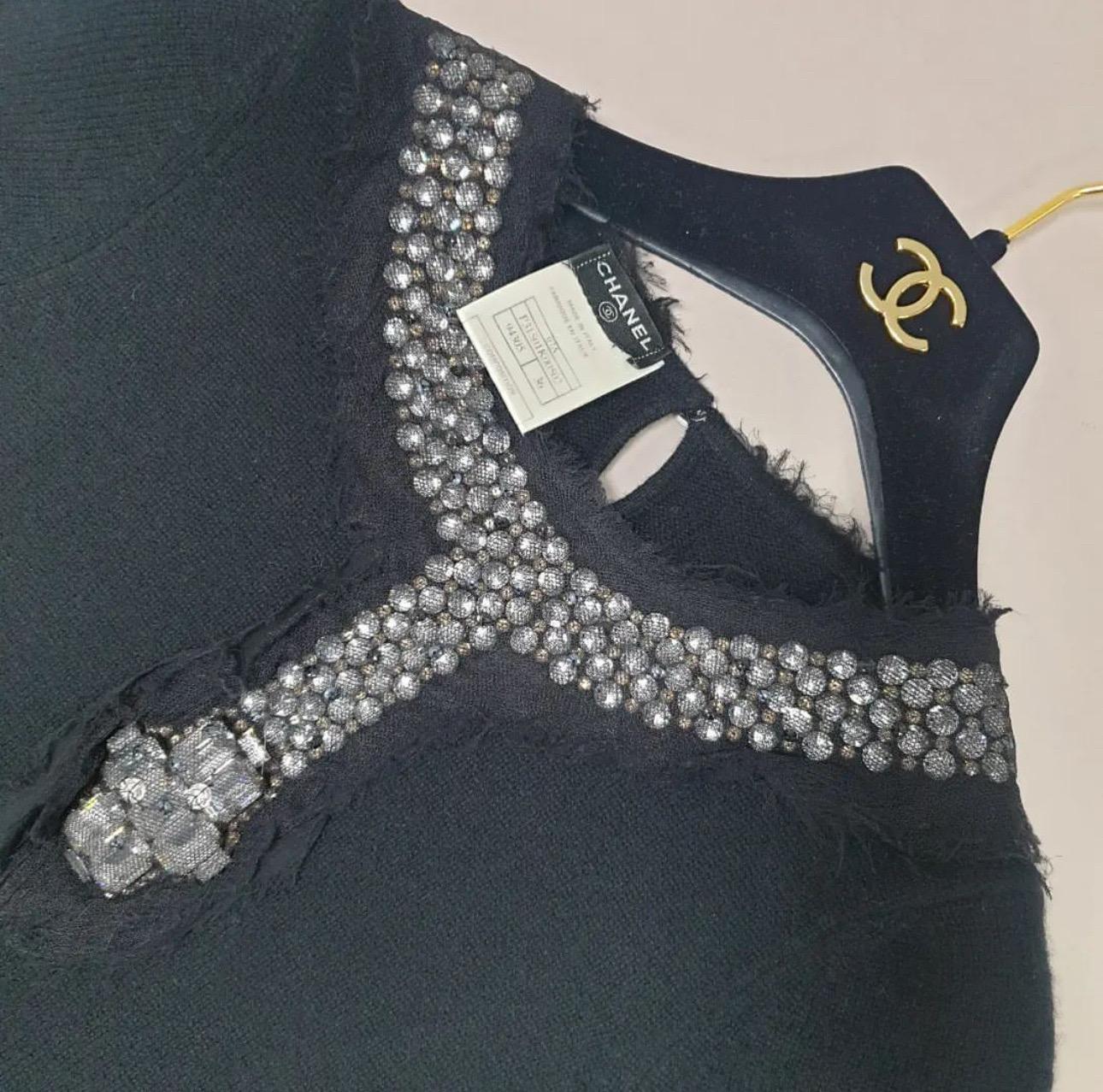CHANEL 07A Pullover aus Kaschmir mit Juwelenverzierung  im Zustand „Gut“ im Angebot in Krakow, PL