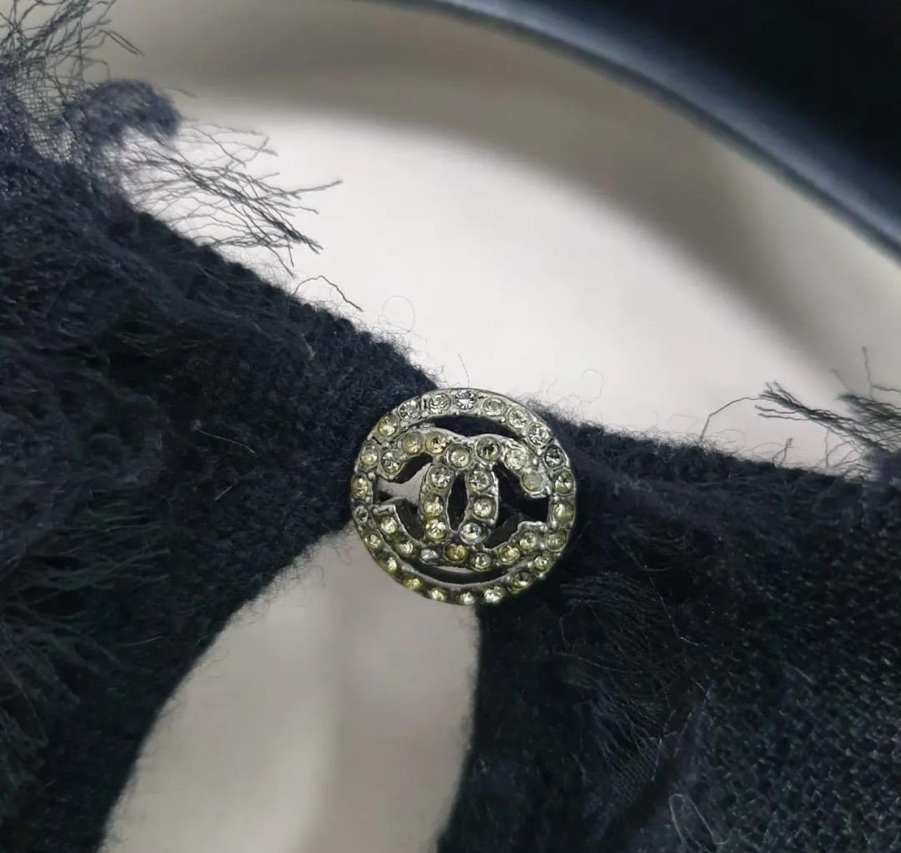 CHANEL 07A Pullover aus Kaschmir mit Juwelenverzierung  im Angebot 1