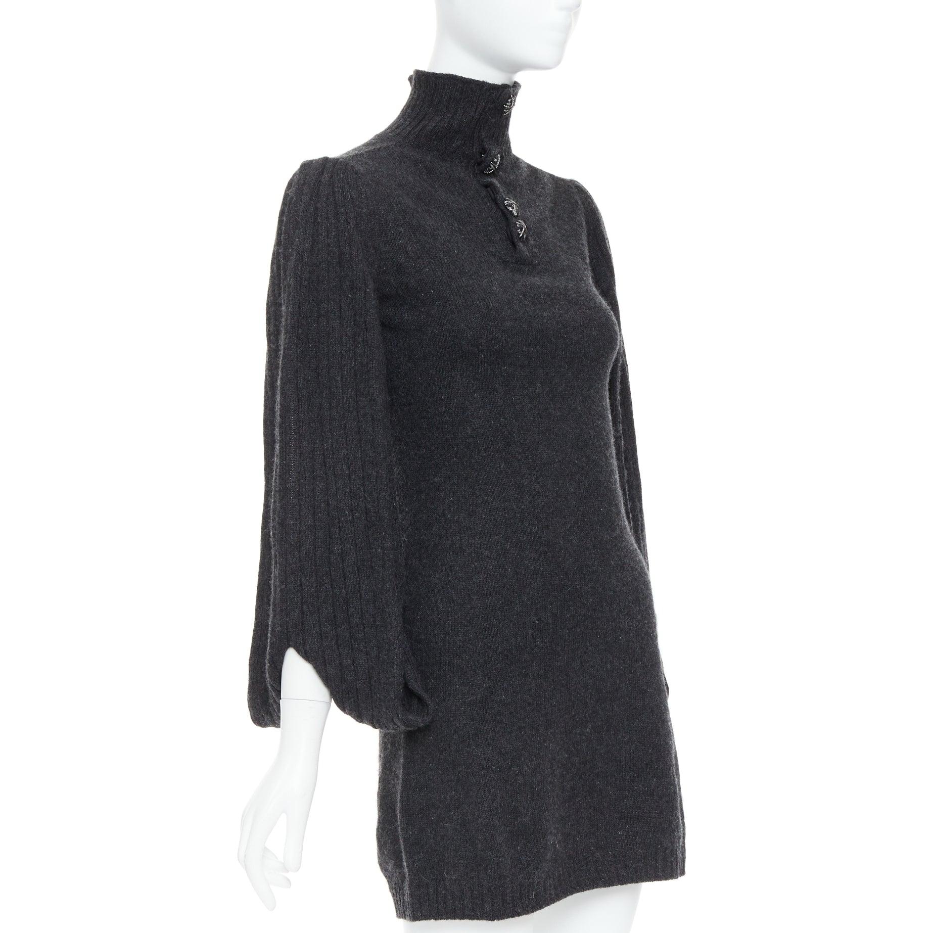 CHANEL 07A Anthrazitgraues CC Pulloverkleid mit Knopfleiste und Schlaufenärmeln (Schwarz) im Angebot