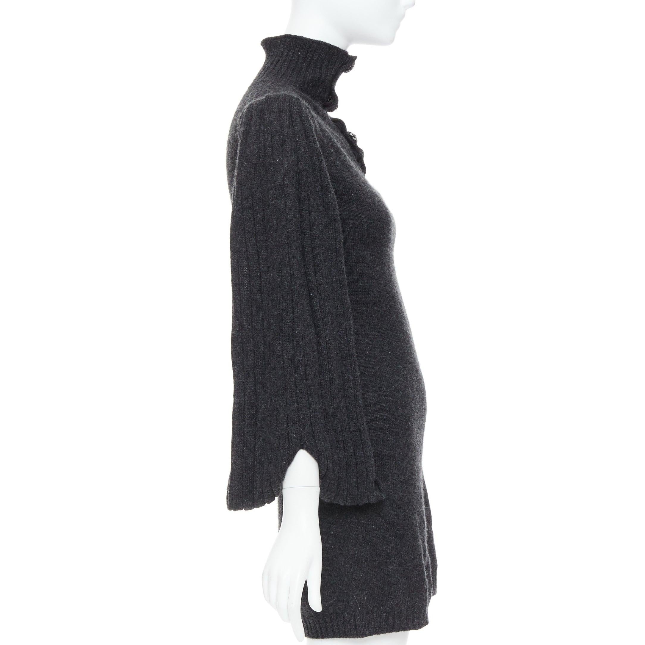 CHANEL 07A Anthrazitgraues CC Pulloverkleid mit Knopfleiste und Schlaufenärmeln im Zustand „Hervorragend“ im Angebot in Hong Kong, NT