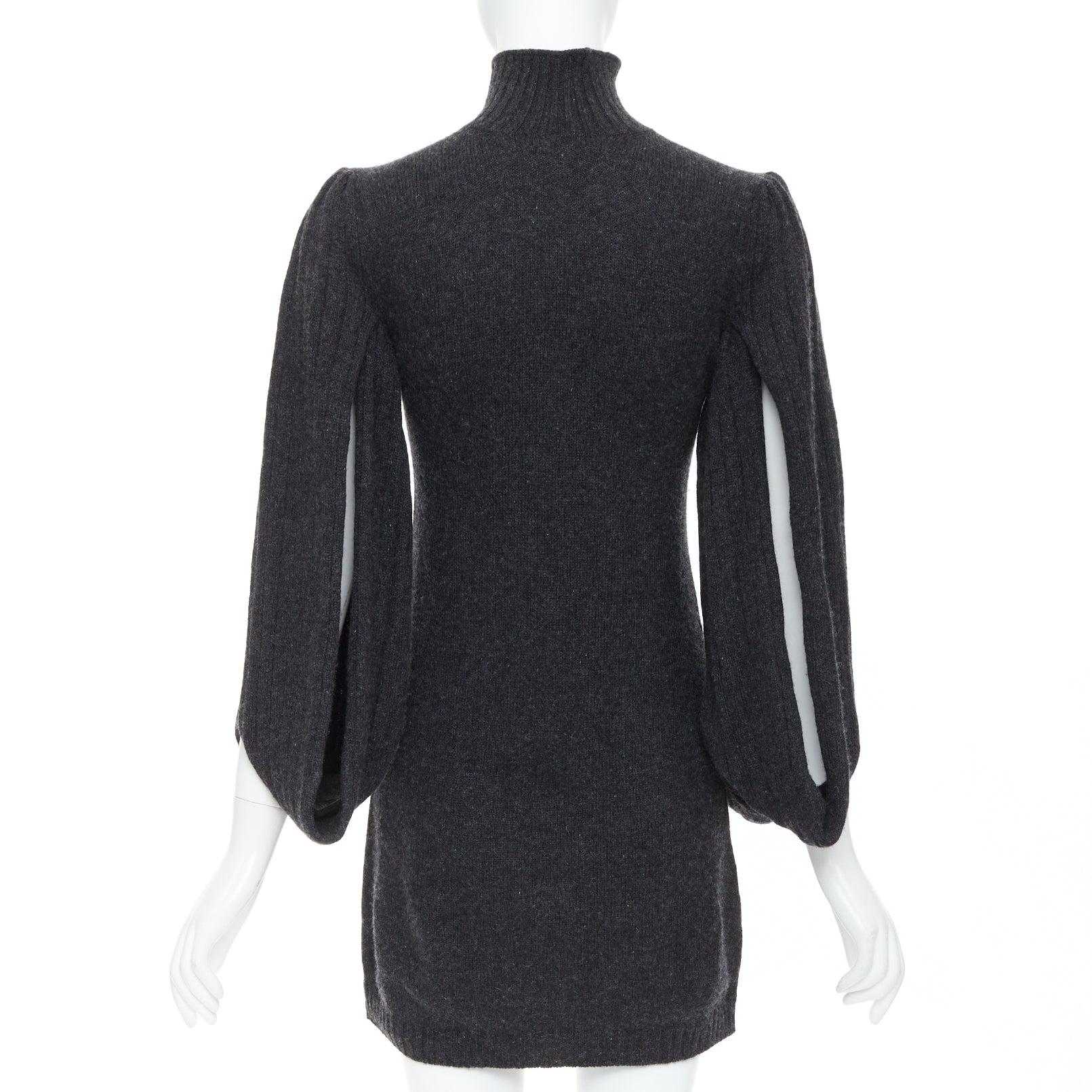 CHANEL 07A Anthrazitgraues CC Pulloverkleid mit Knopfleiste und Schlaufenärmeln Damen im Angebot