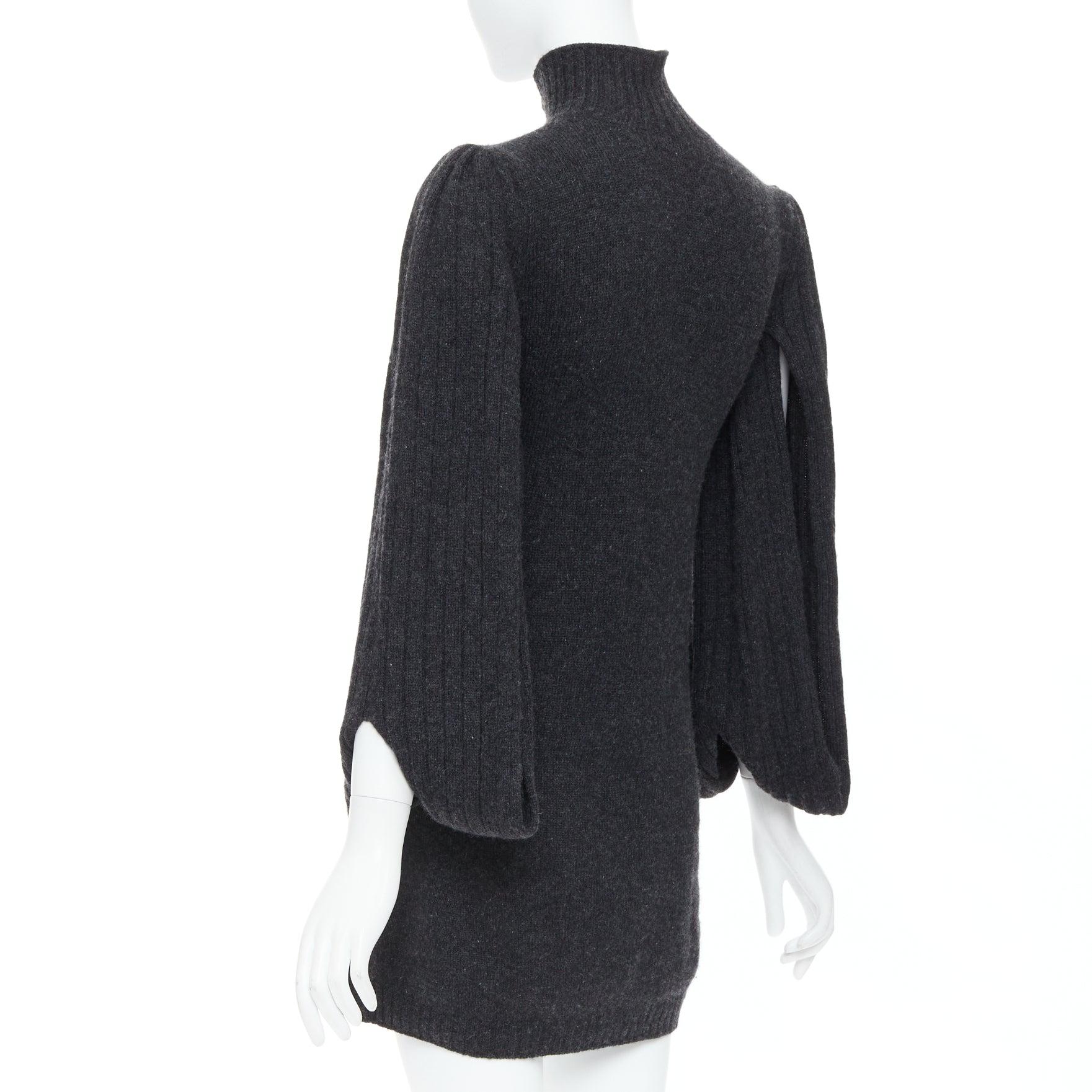 CHANEL 07A Anthrazitgraues CC Pulloverkleid mit Knopfleiste und Schlaufenärmeln im Angebot 1