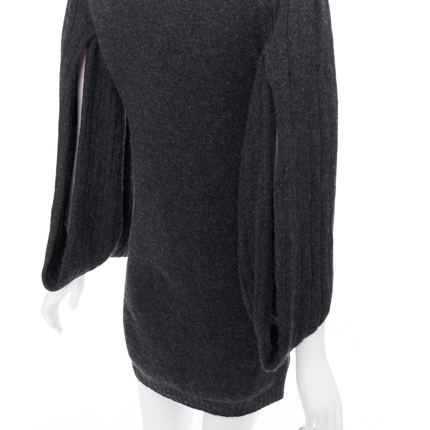 CHANEL 07A Anthrazitgraues CC Pulloverkleid mit Knopfleiste und Schlaufenärmeln im Angebot 2