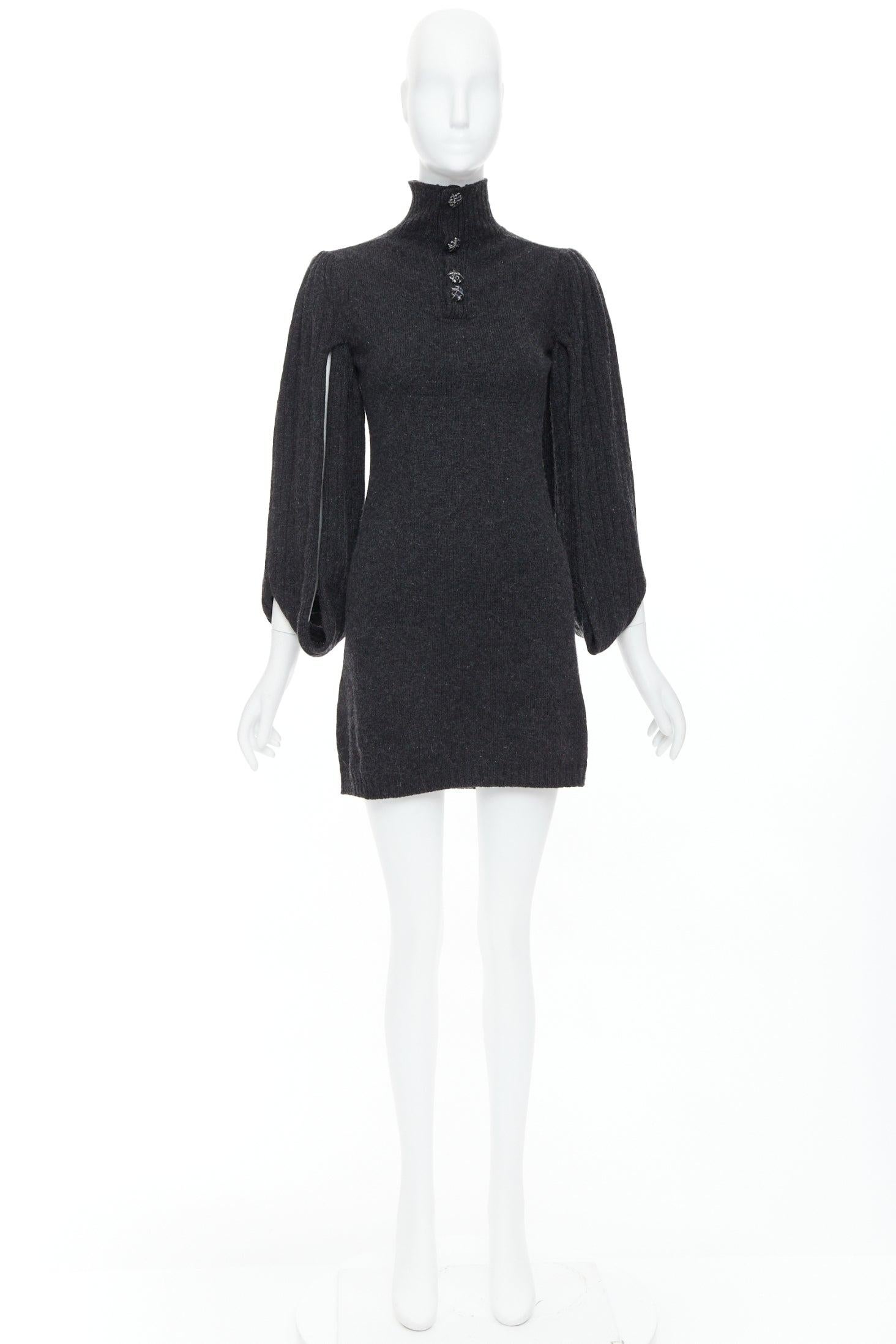 CHANEL 07A Anthrazitgraues CC Pulloverkleid mit Knopfleiste und Schlaufenärmeln im Angebot 3