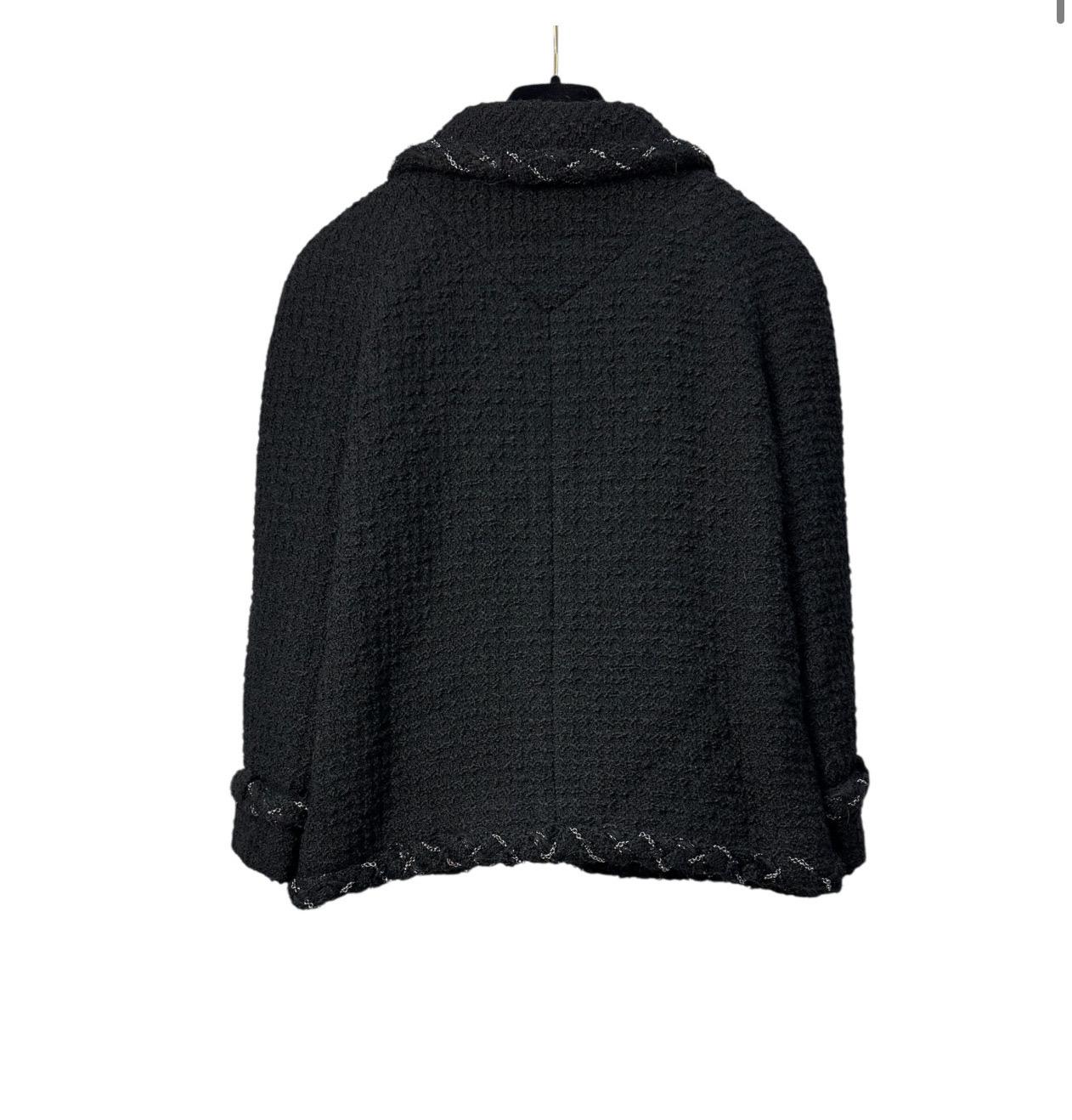 ¡Eleva tu vestuario con esta icónica chaqueta Chanel vintage de tweed negro! Esta prenda atemporal, a menudo vista en el icono de estilo Anna Wintour, rezuma sofisticación y clase. 

Características:
- Botones acolchados con logotipo CC
-