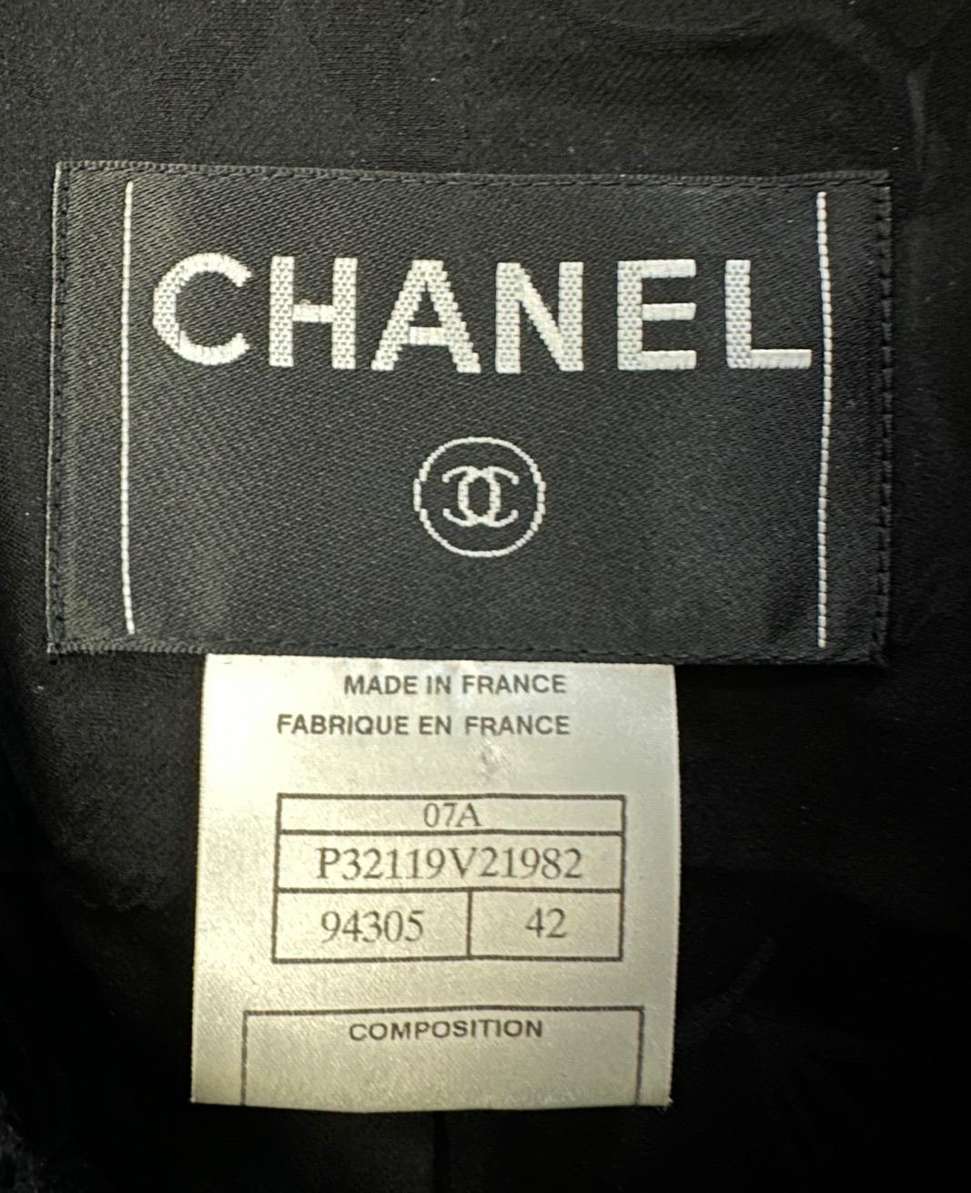Chanel 07A Chaqueta vintage de tweed negro con adornos de cadenas Sz.42 en venta 3
