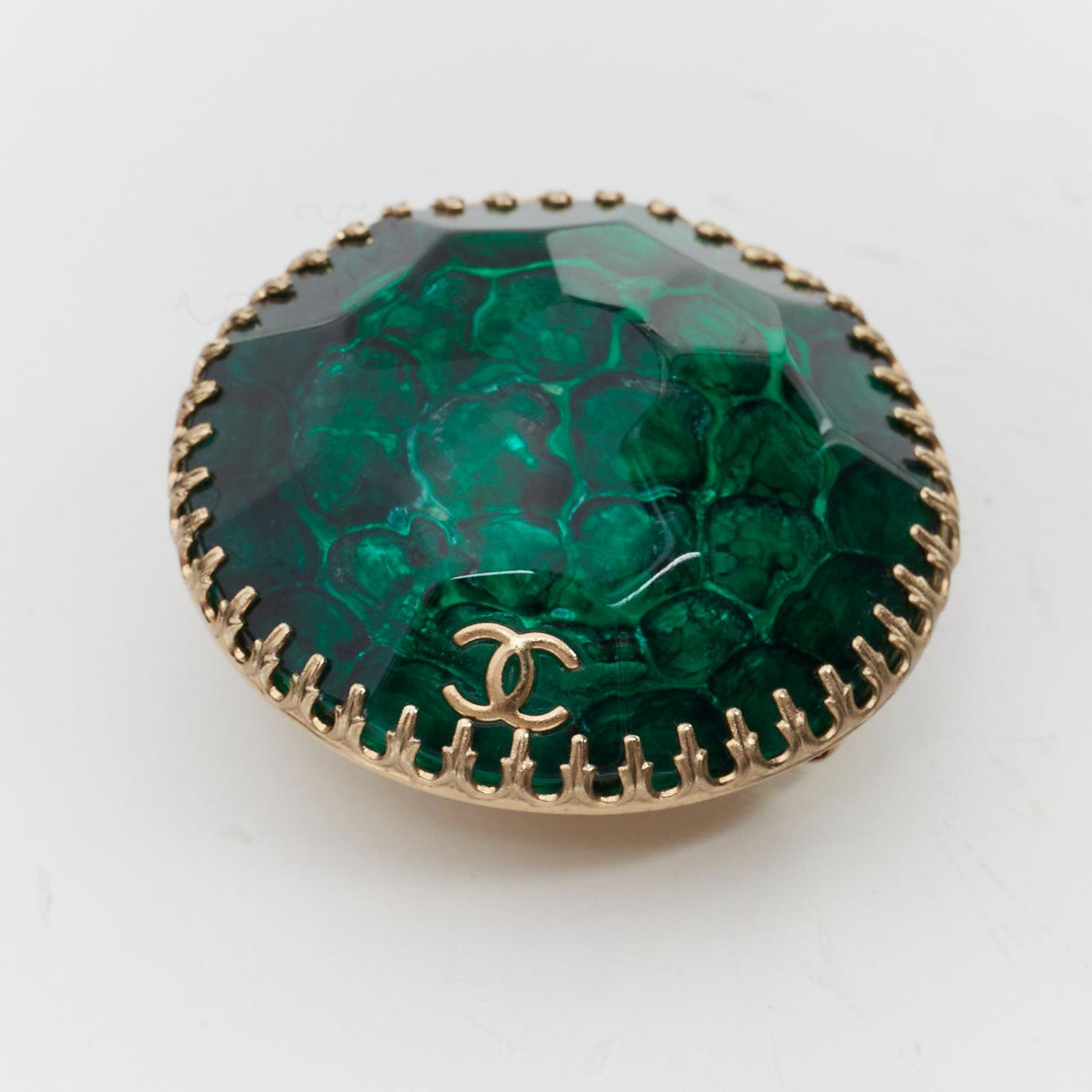 CHANEL 07A Vintage green resin gold CC logo round dome pin brooch
Reference: TGAS/E00860
Brand: Chanel
Designer: Karl Lagerfeld
Collection: 07A
Material: Resin, Metal
Color: Green, Gold
Pattern: Solid
Closure: Pin
Made in:
