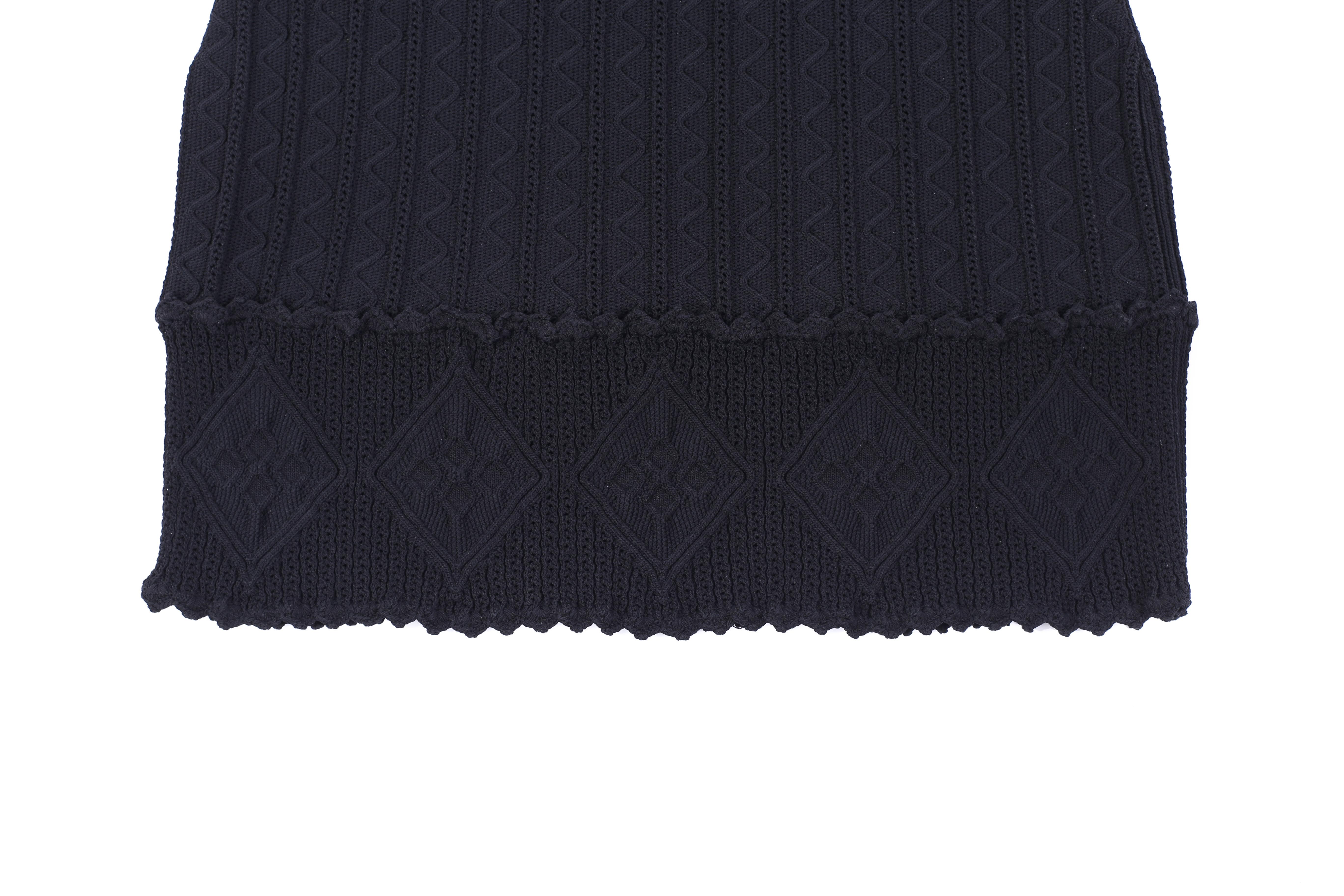 CHANEL 07P - Robe droite sans manches classique en maille extensible noire et crochet, taille 38 en vente 4