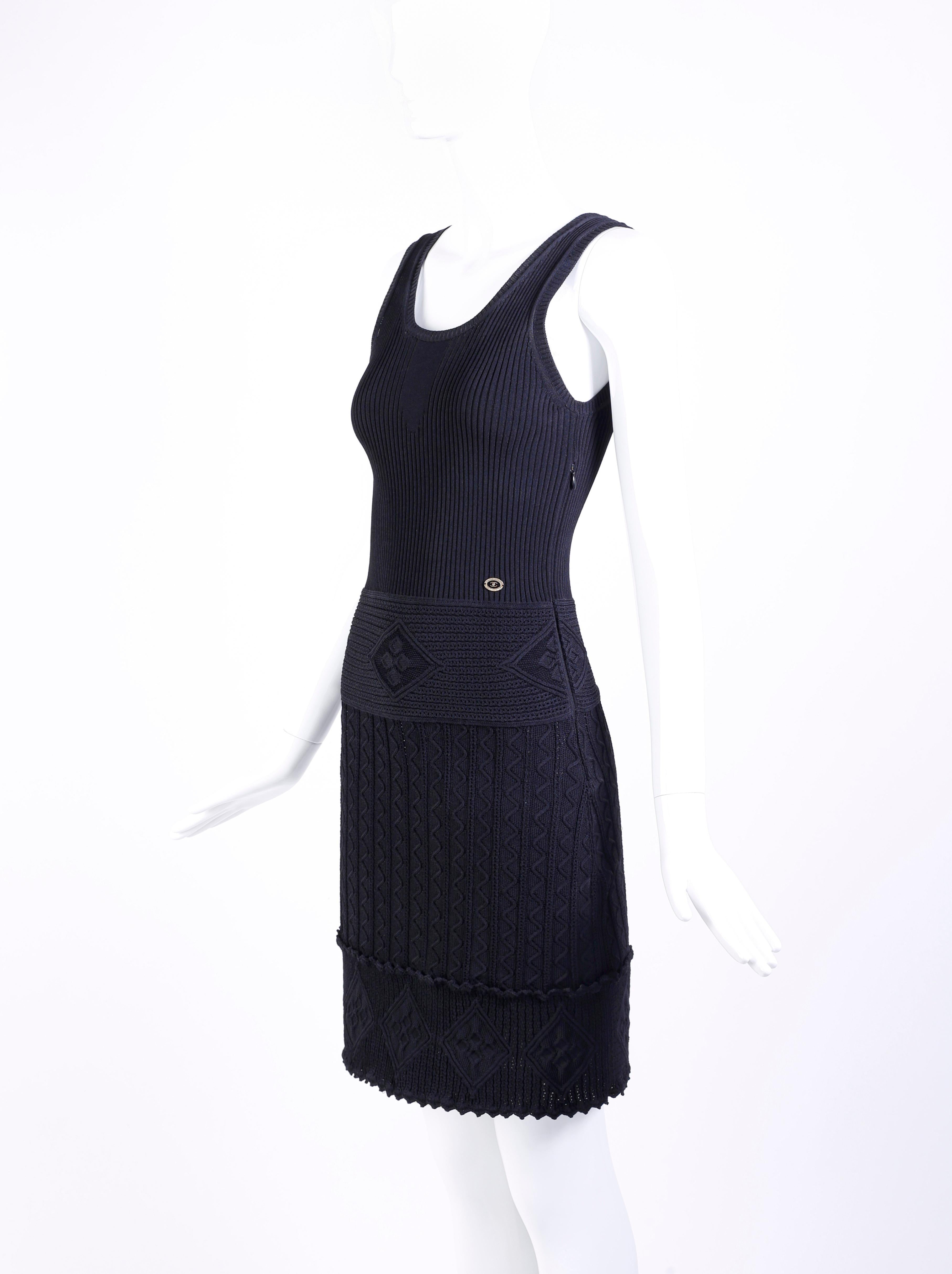 Noir CHANEL 07P - Robe droite sans manches classique en maille extensible noire et crochet, taille 38 en vente