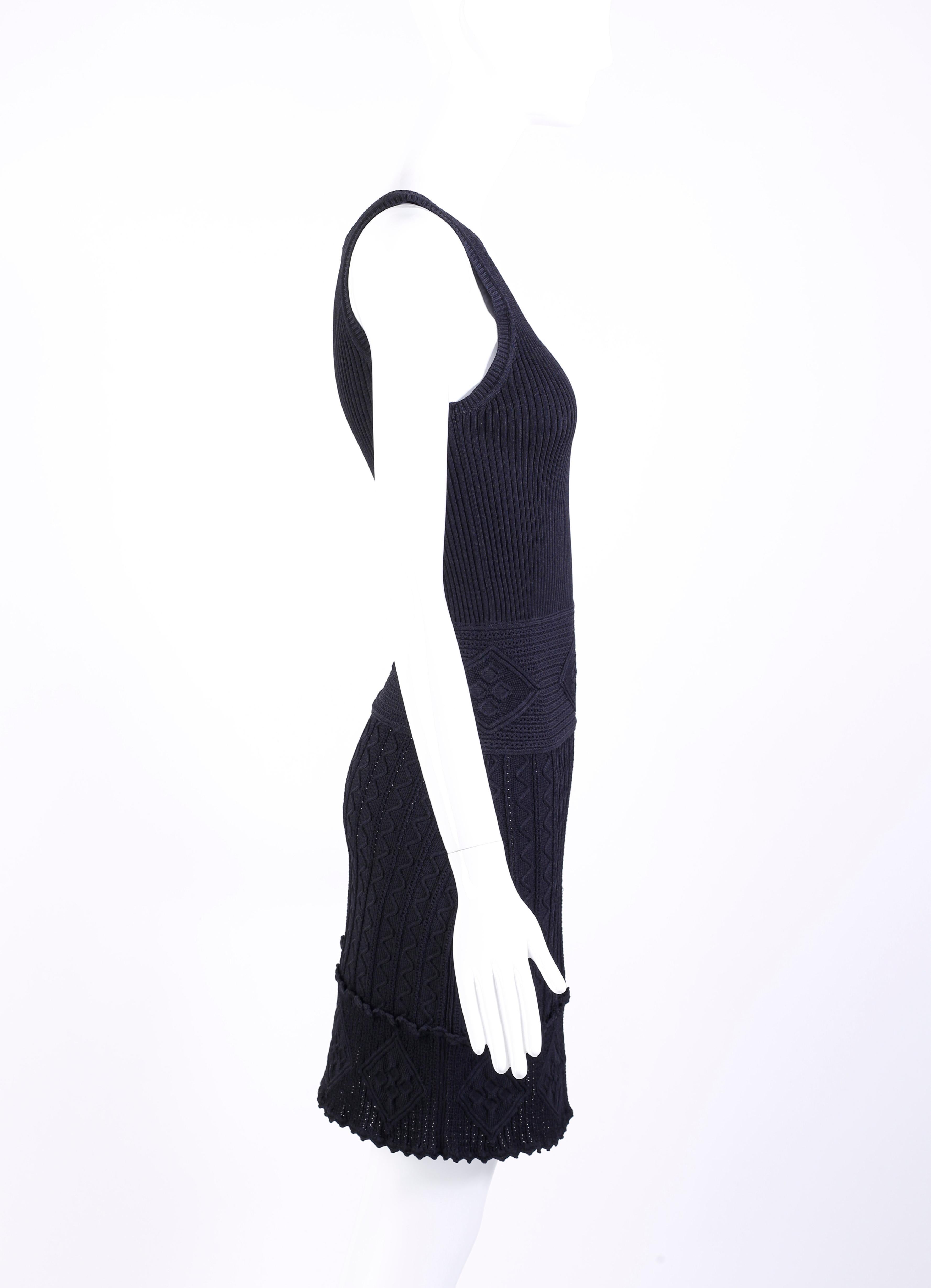 CHANEL 07P - Robe droite sans manches classique en maille extensible noire et crochet, taille 38 Bon état - En vente à Chicago, IL
