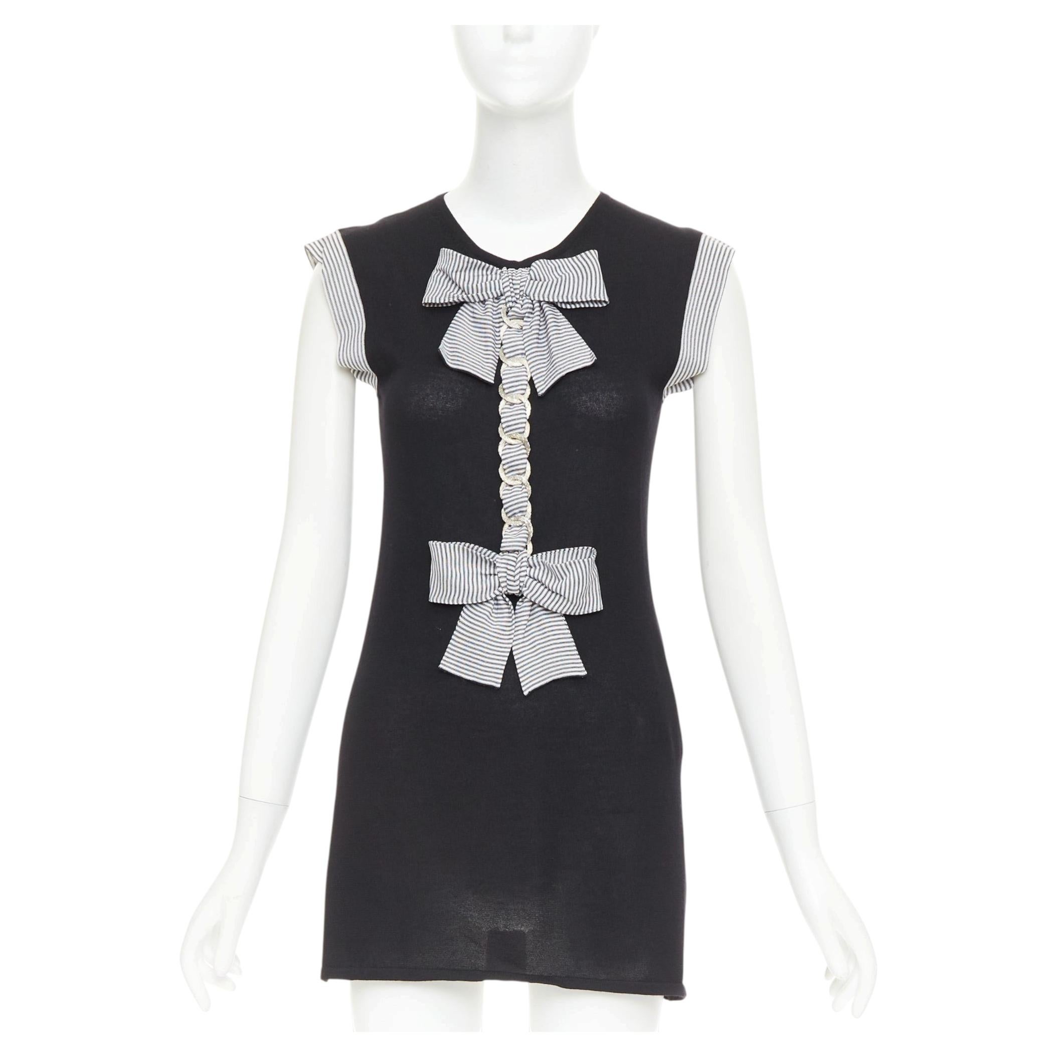 CHANEL 07P Abito da passerella in cashmere nero e seta, con fiocco bianco sporco e catena metallica, taglia FR38 M