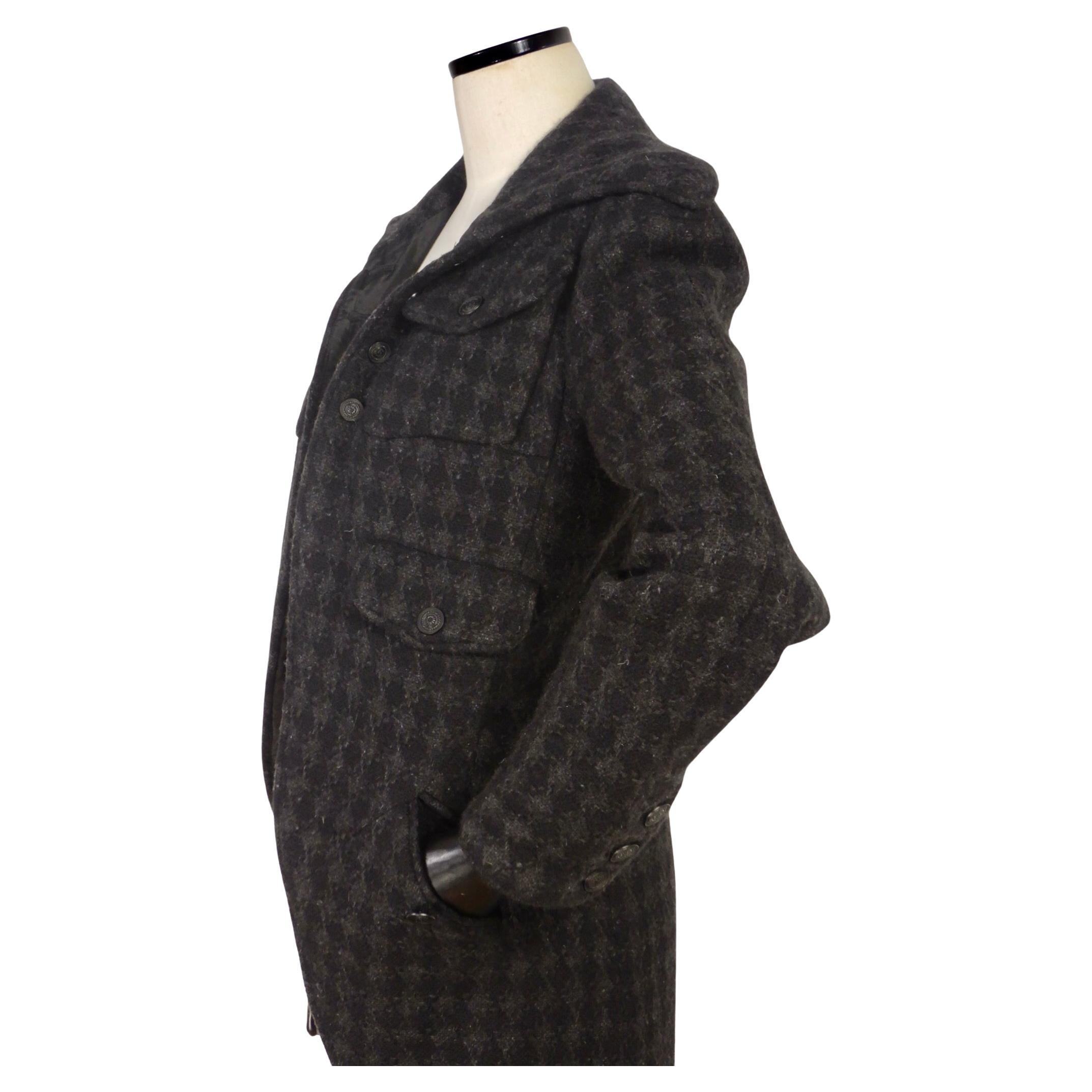 Questa giacca aperta Chanel dell'autunno 2008 è realizzata nello stile di una giacca da equitazione/giaccone.  Fodera in seta, esterno in cashmere. Modello di tipo pied-de-poule nero e grigio.

NOTA: questo cappotto è etichettato come 