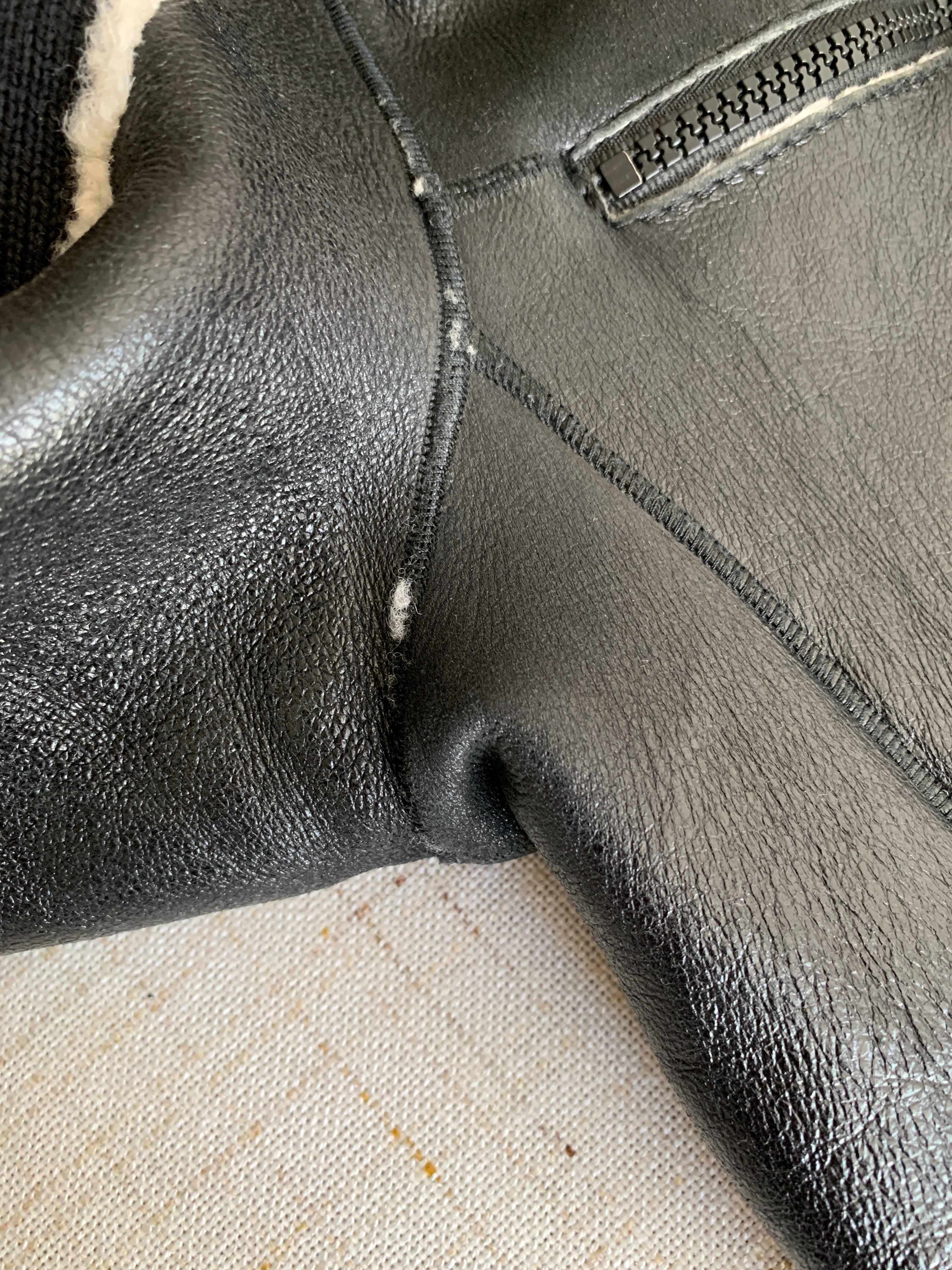 Chanel 08A 2008 Sport CC Giacca con zip e cappuccio in pelle d'agnello e shearling in vendita 6