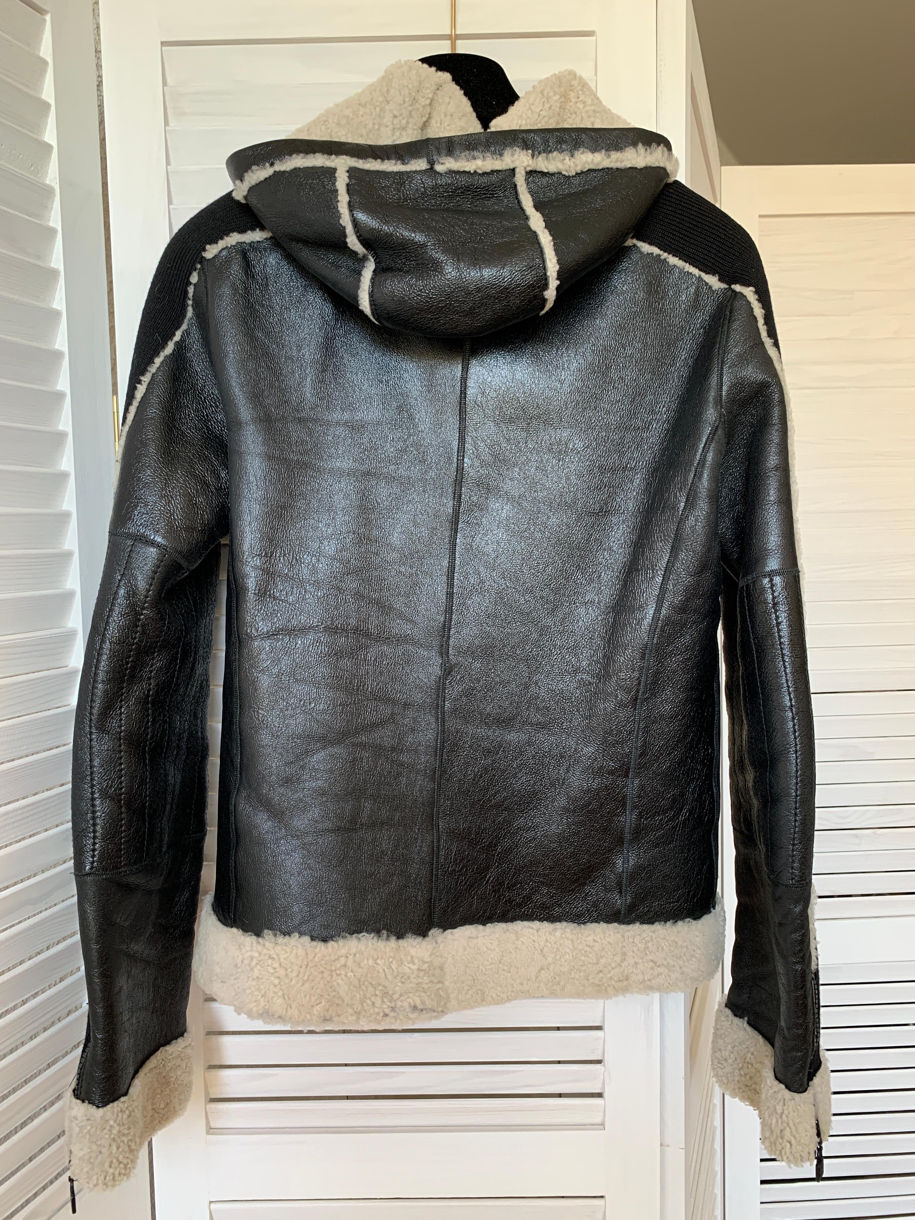 Chanel 08A 2008 Sport CC Giacca con zip e cappuccio in pelle d'agnello e shearling in vendita 7