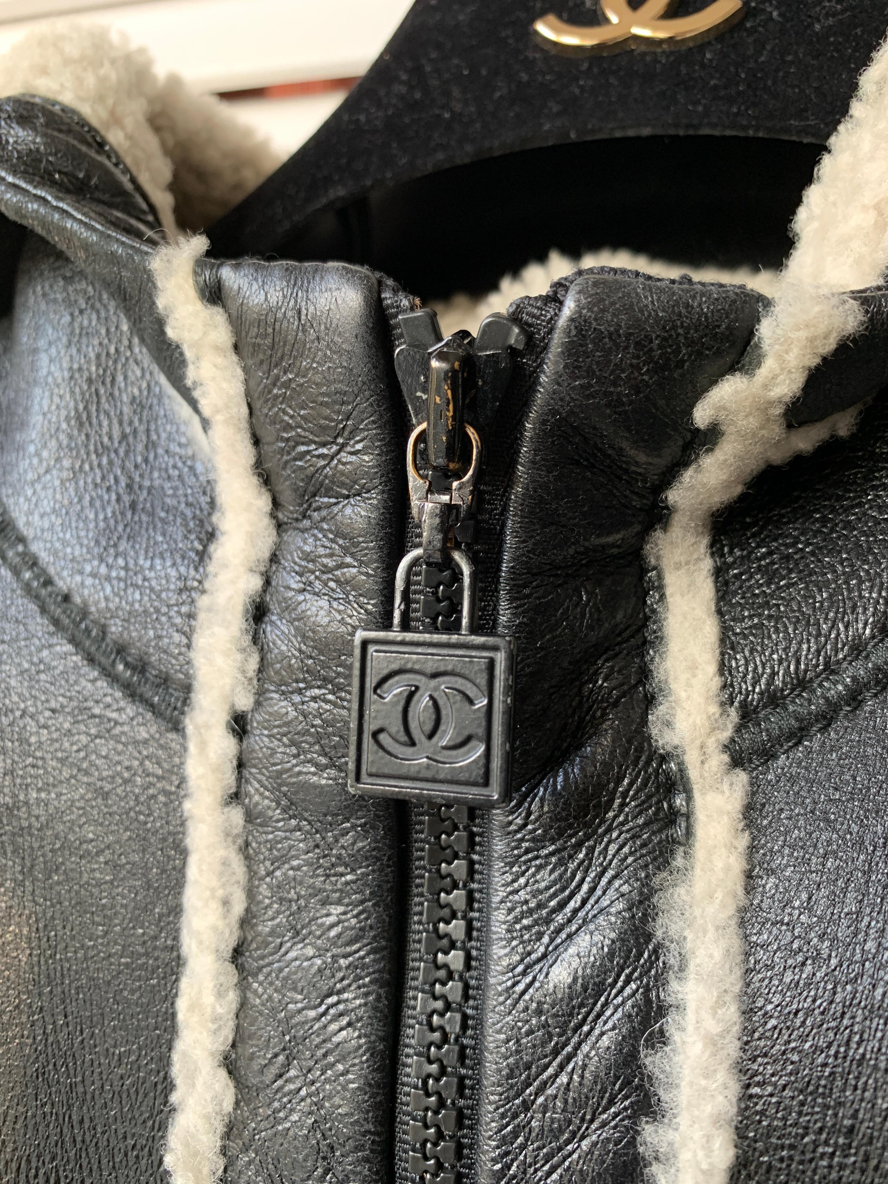 Chanel 08A 2008 Sport CC Giacca con zip e cappuccio in pelle d'agnello e shearling in vendita 8