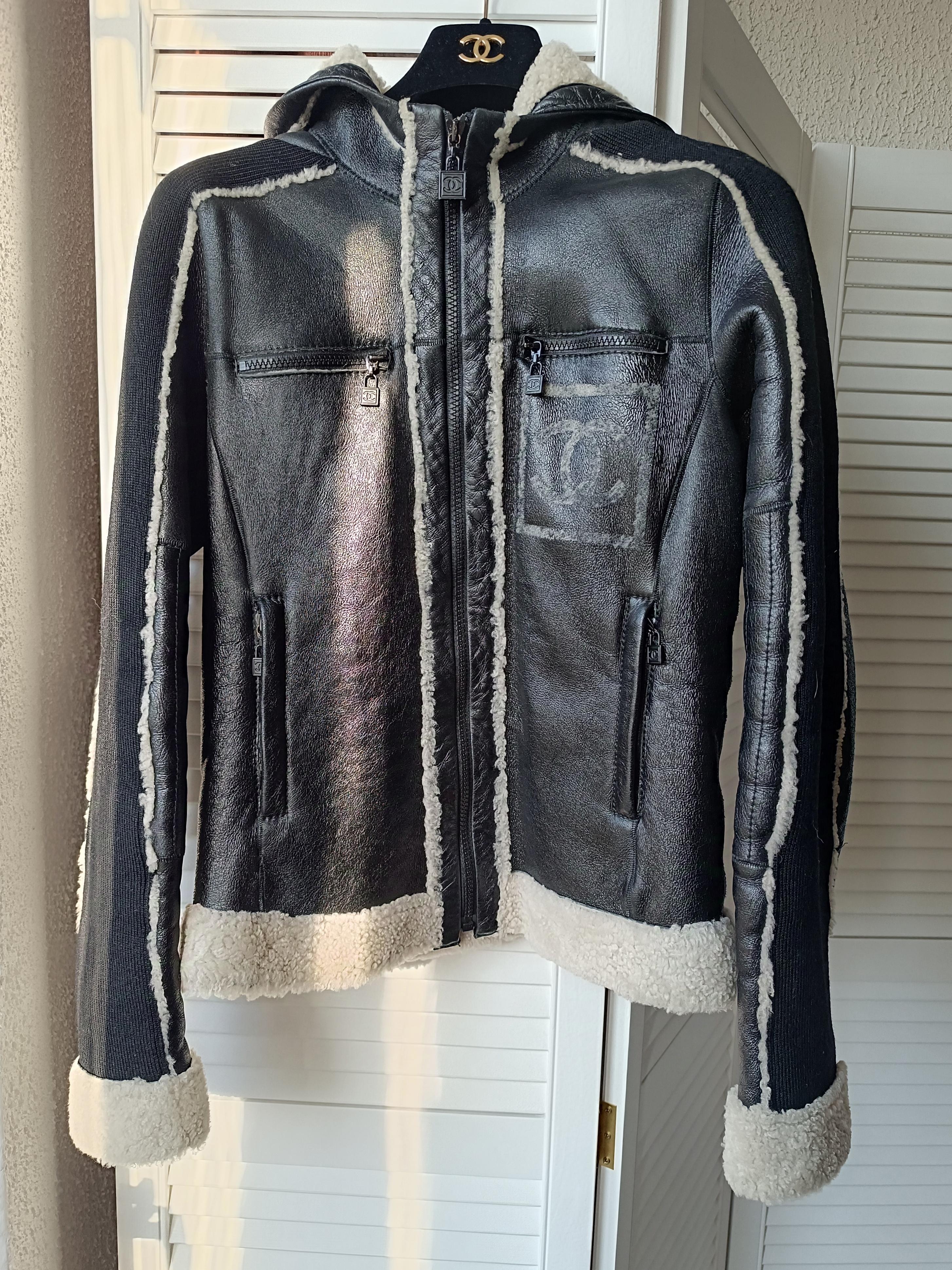 Chanel 08A 2008 Sport CC Giacca con zip e cappuccio in pelle d'agnello e shearling in vendita 9