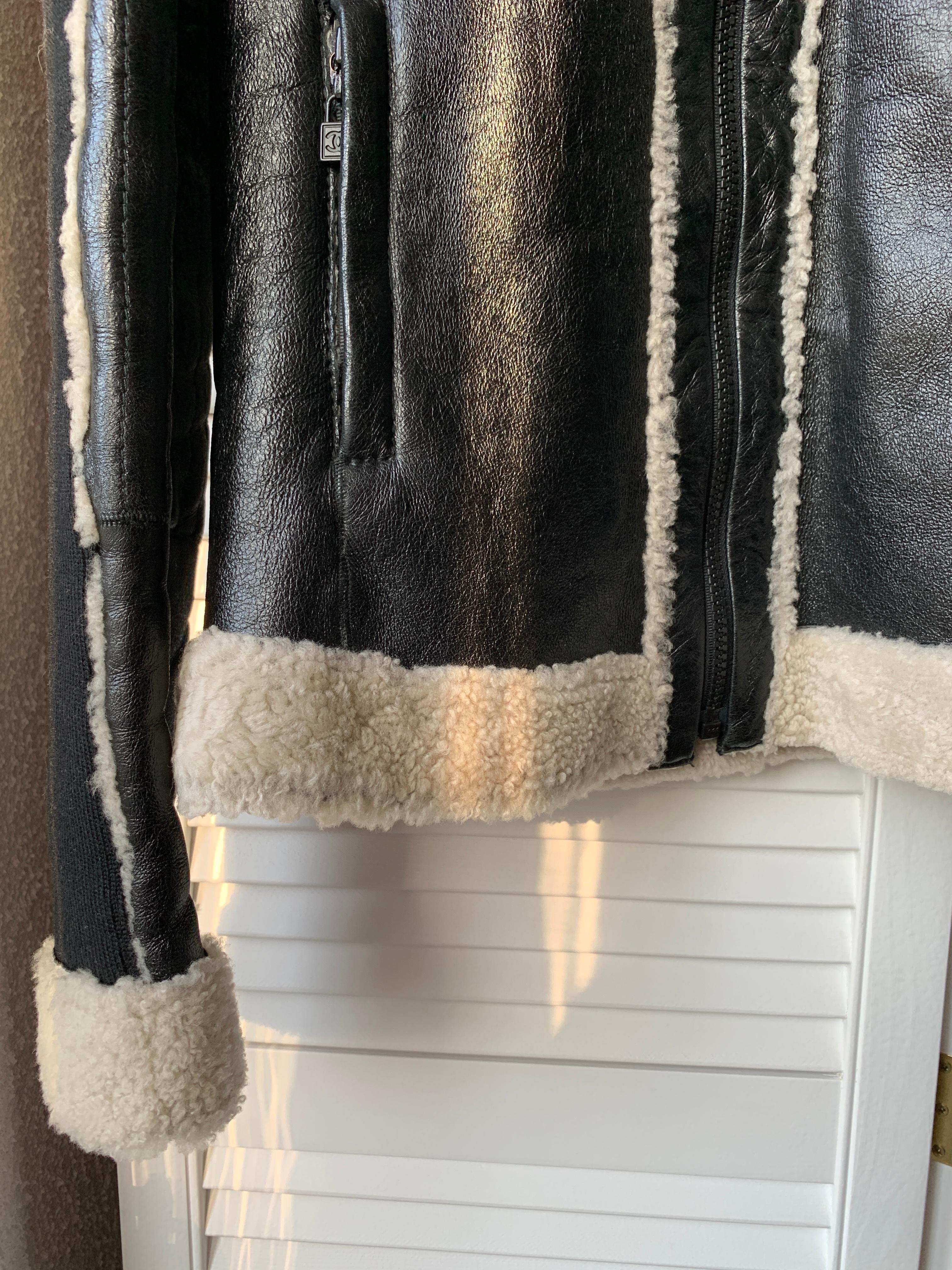 Chanel 08A 2008 Sport CC Giacca con zip e cappuccio in pelle d'agnello e shearling in vendita 11