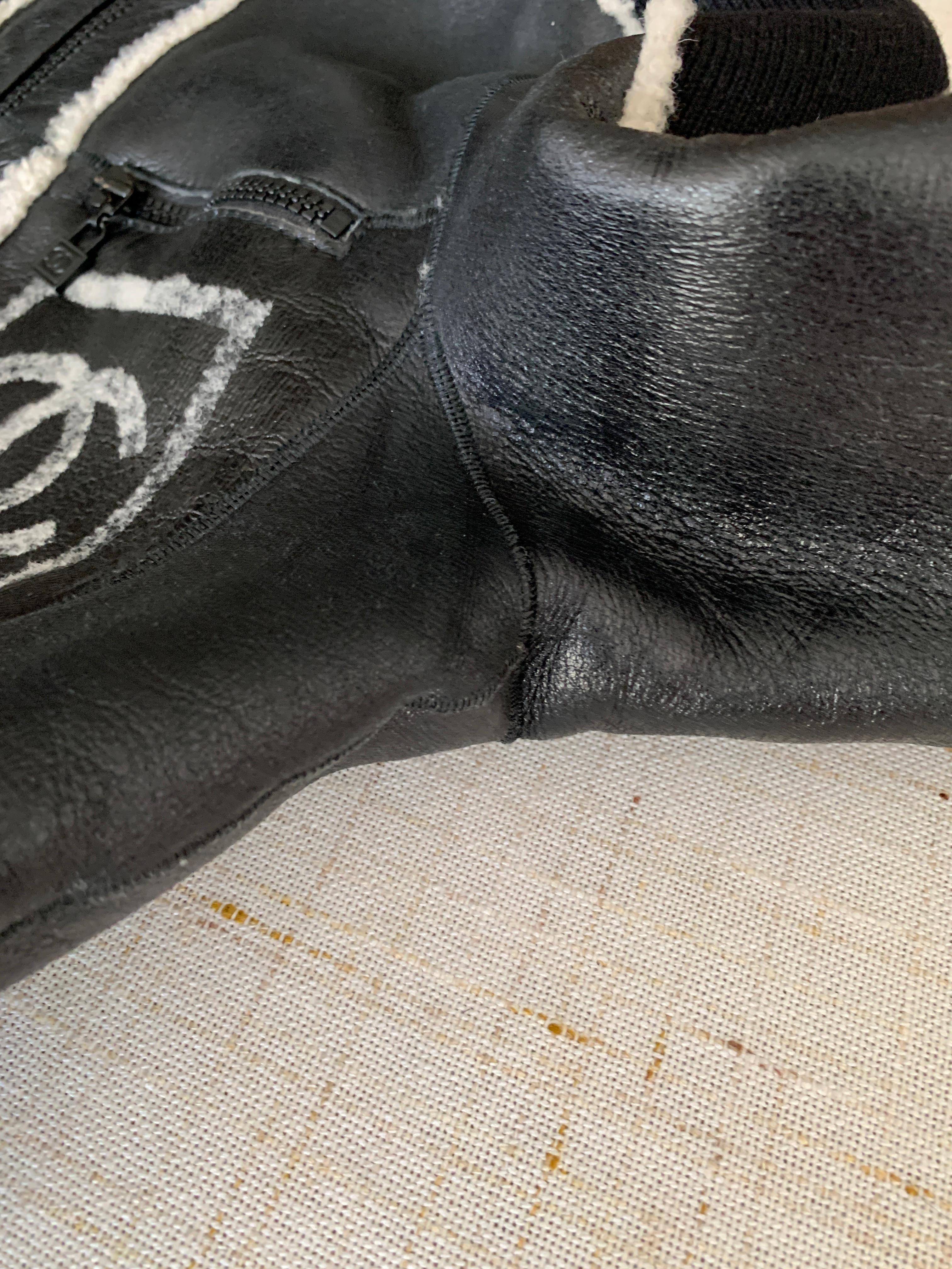 Chanel 08A 2008 Sport CC Giacca con zip e cappuccio in pelle d'agnello e shearling in vendita 12