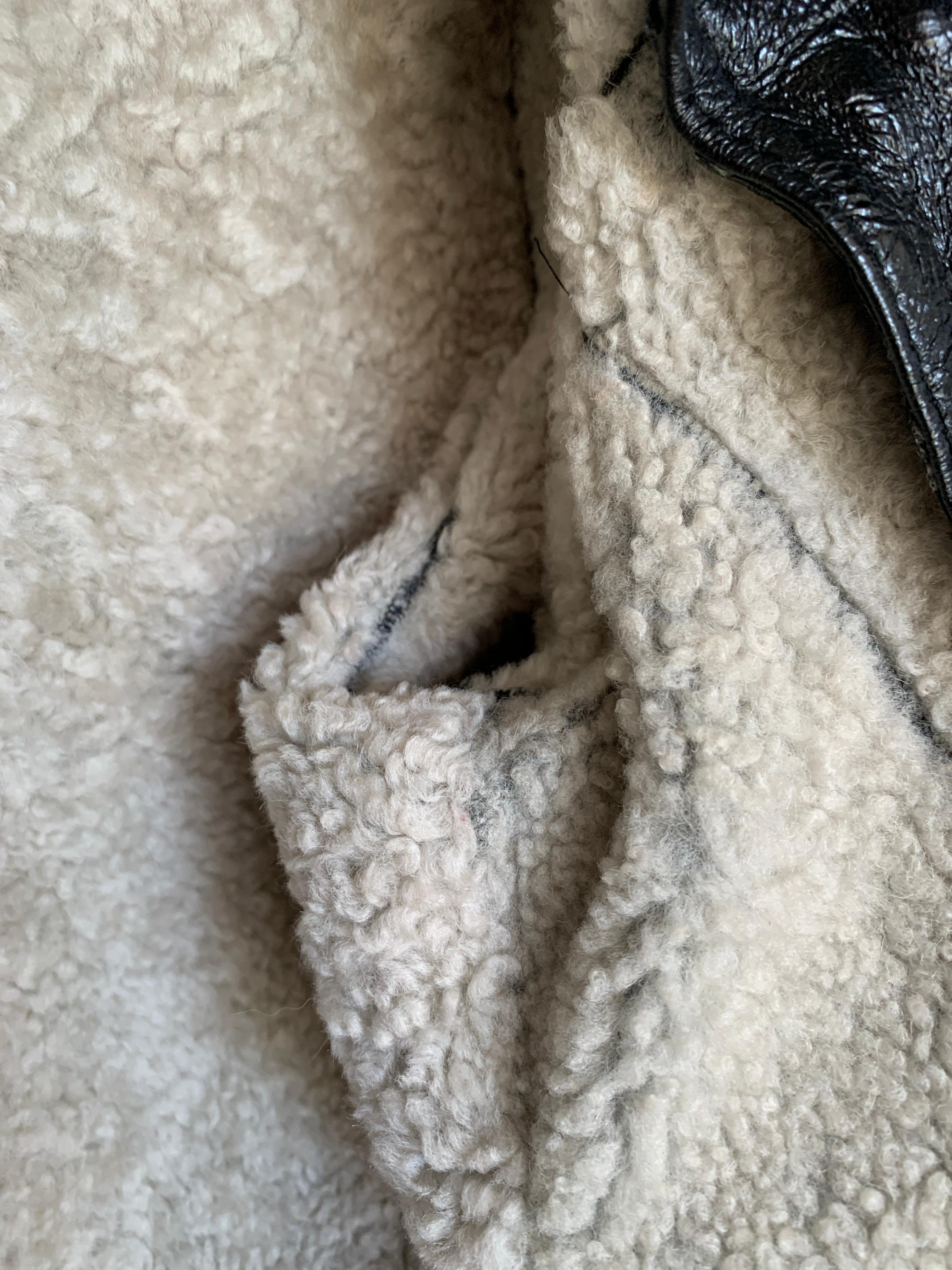 Chanel 08A 2008 Sport CC Giacca con zip e cappuccio in pelle d'agnello e shearling in vendita 14