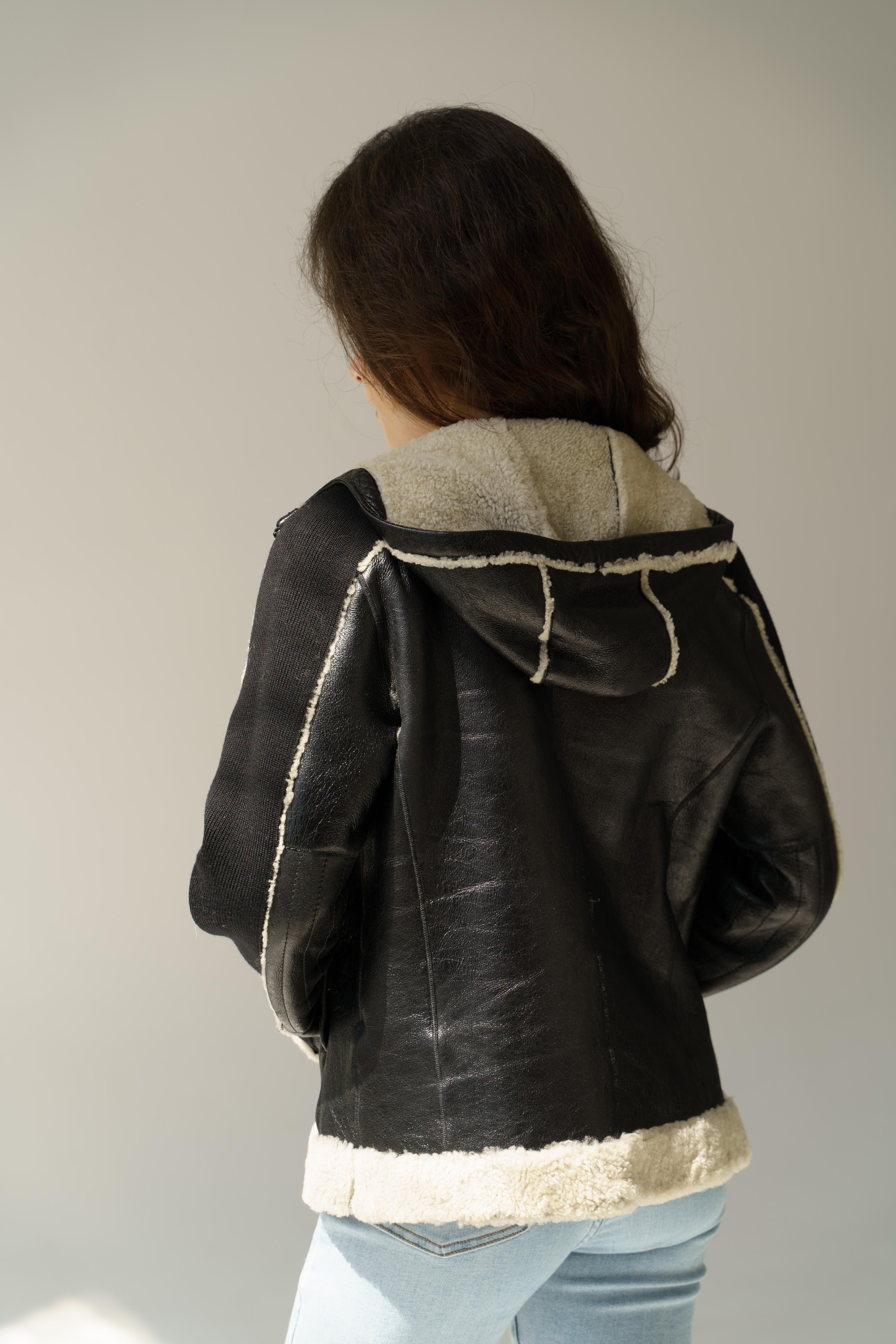 Donna Chanel 08A 2008 Sport CC Giacca con zip e cappuccio in pelle d'agnello e shearling in vendita