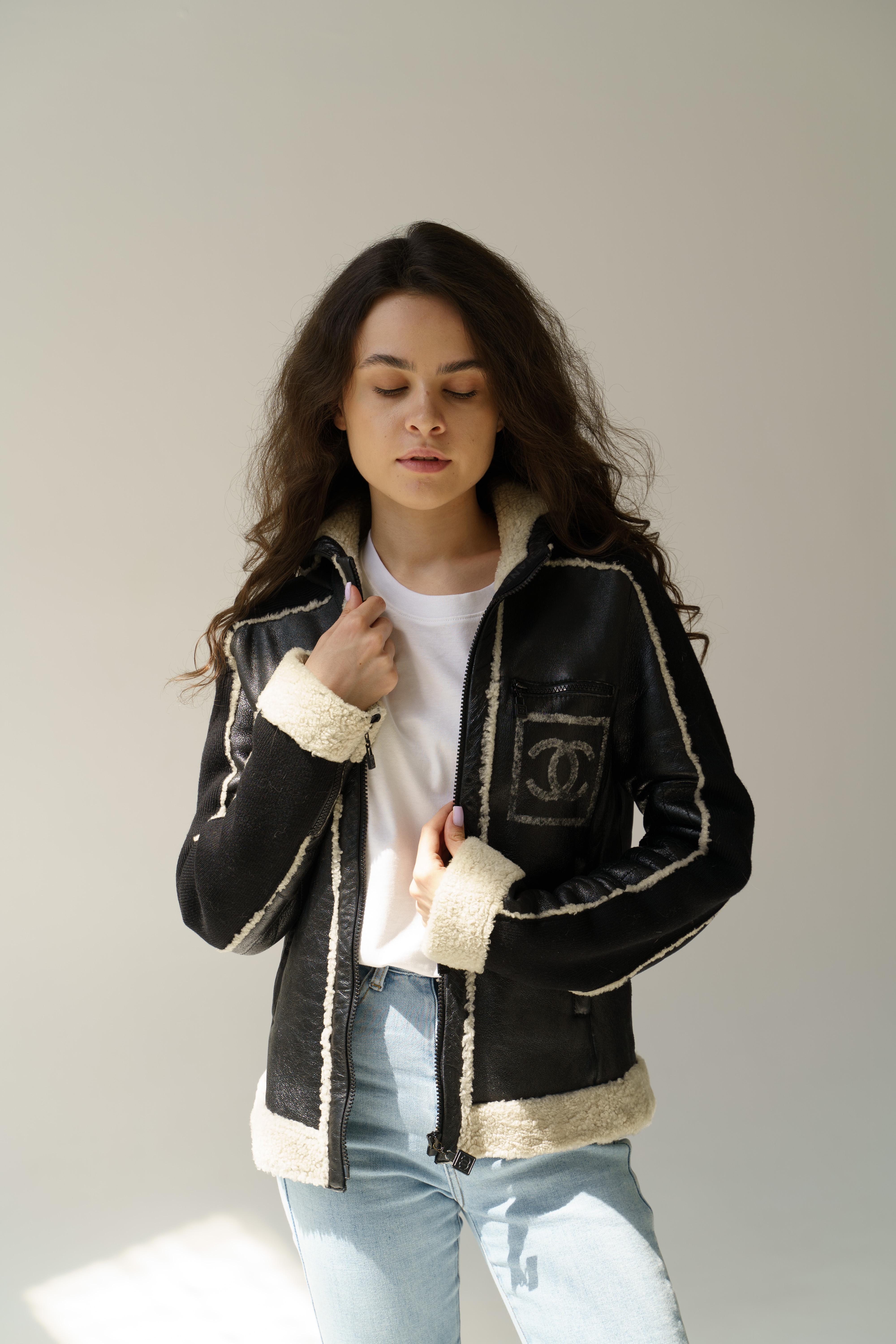 Chanel 08A 2008 Sport CC Giacca con zip e cappuccio in pelle d'agnello e shearling in vendita 1