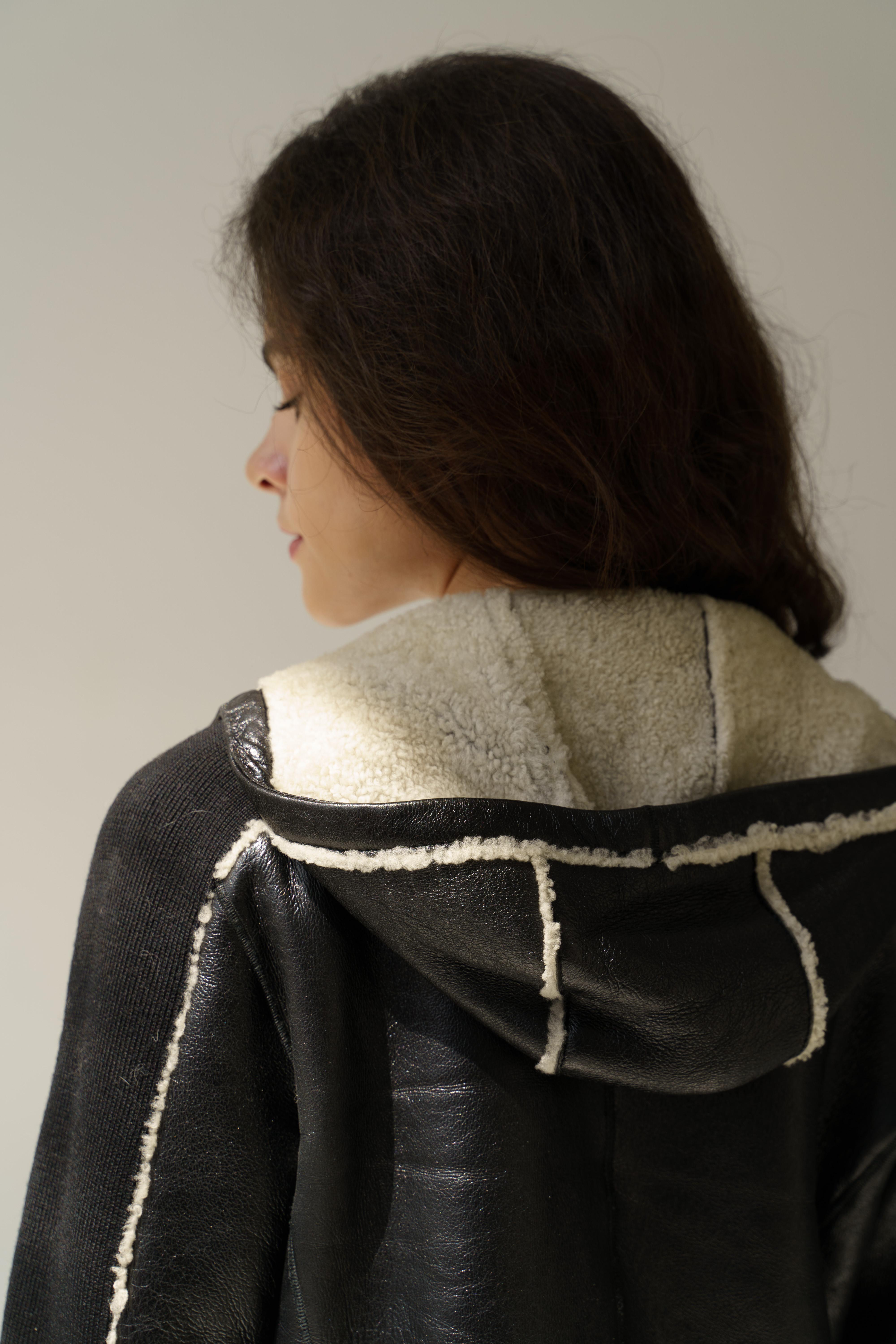 Chanel 08A 2008 Sport CC Giacca con zip e cappuccio in pelle d'agnello e shearling in vendita 2