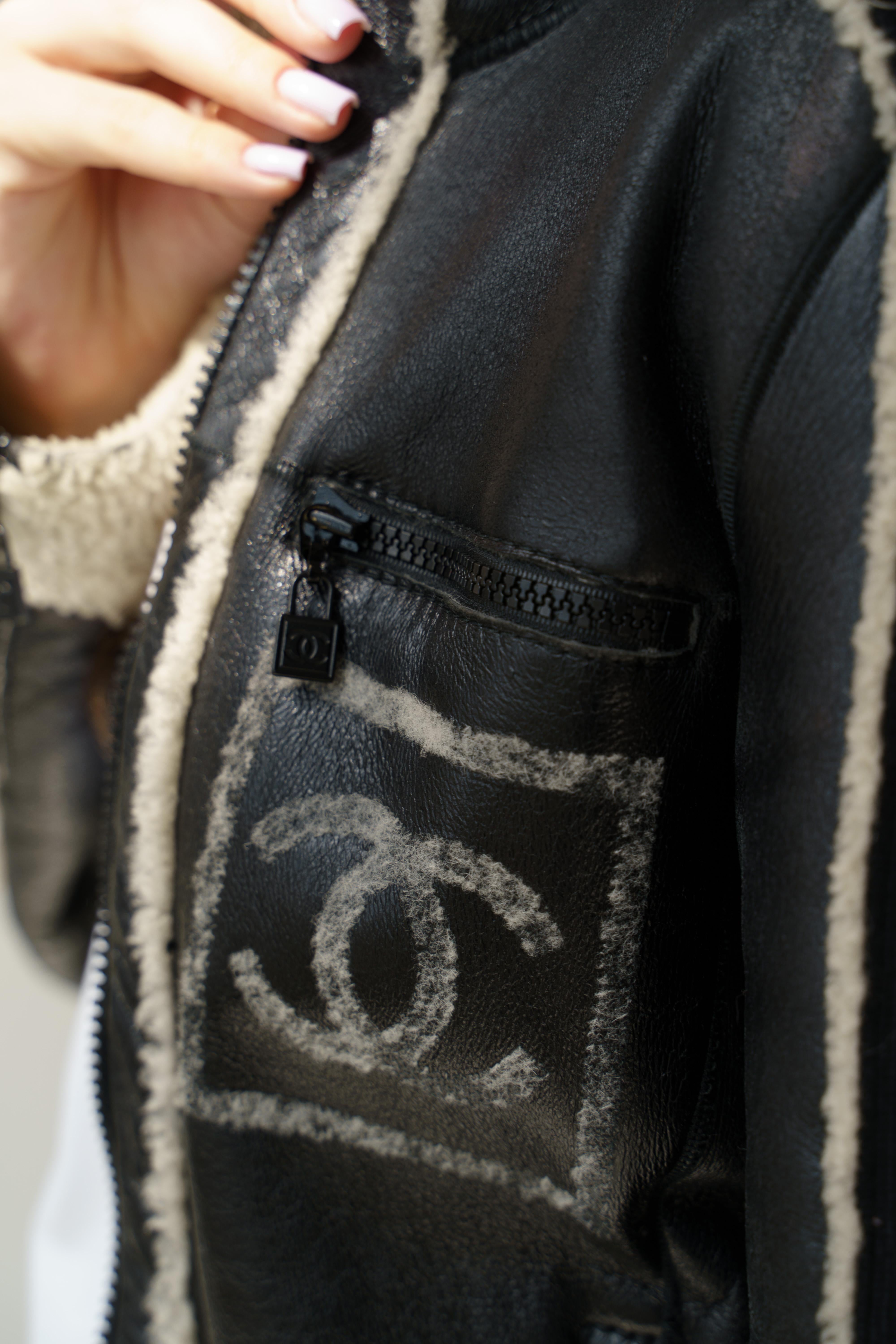 Chanel 08A 2008 Sport CC Giacca con zip e cappuccio in pelle d'agnello e shearling in vendita 3