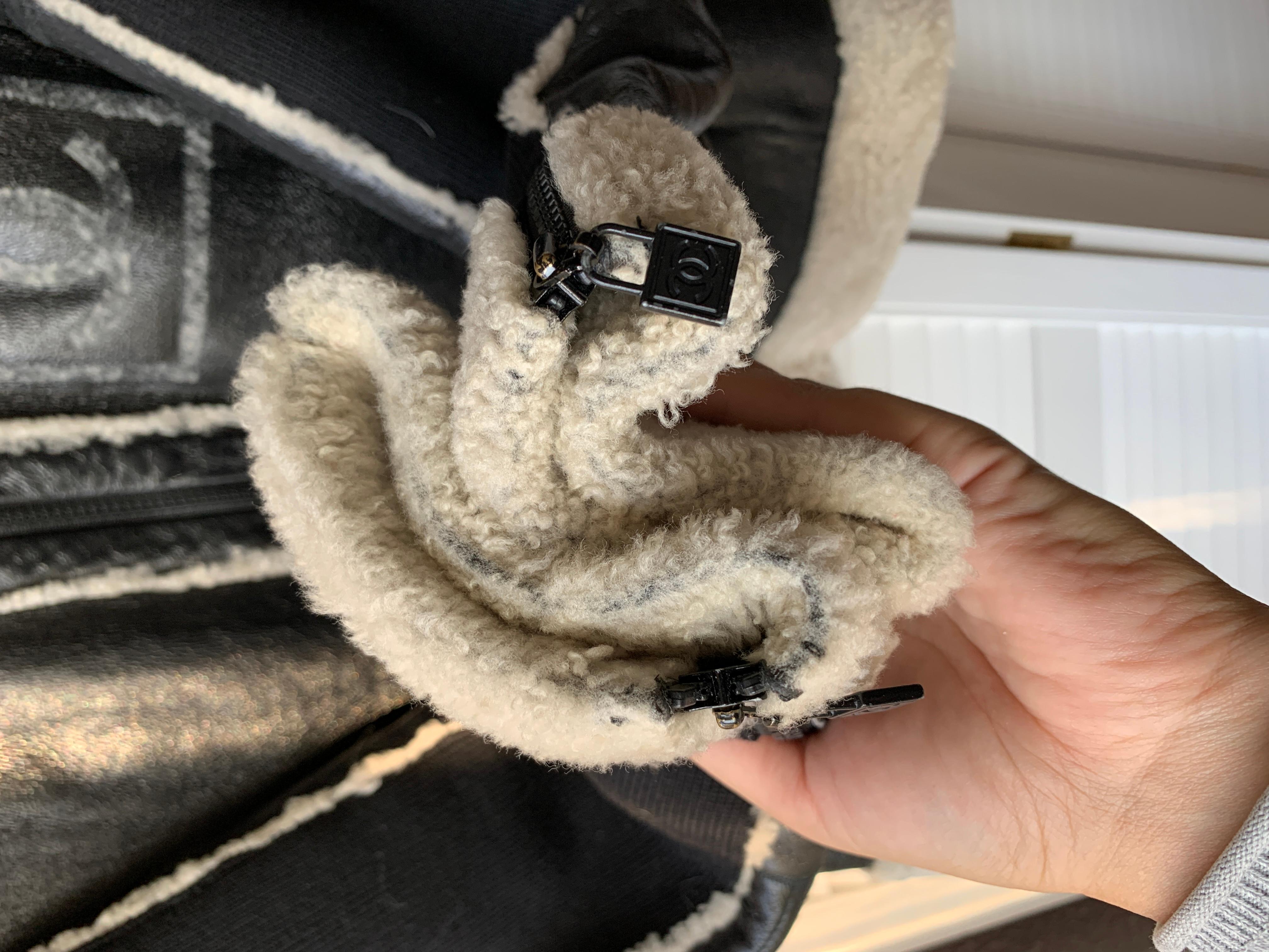 Chanel 08A 2008 Sport CC Giacca con zip e cappuccio in pelle d'agnello e shearling in vendita 4