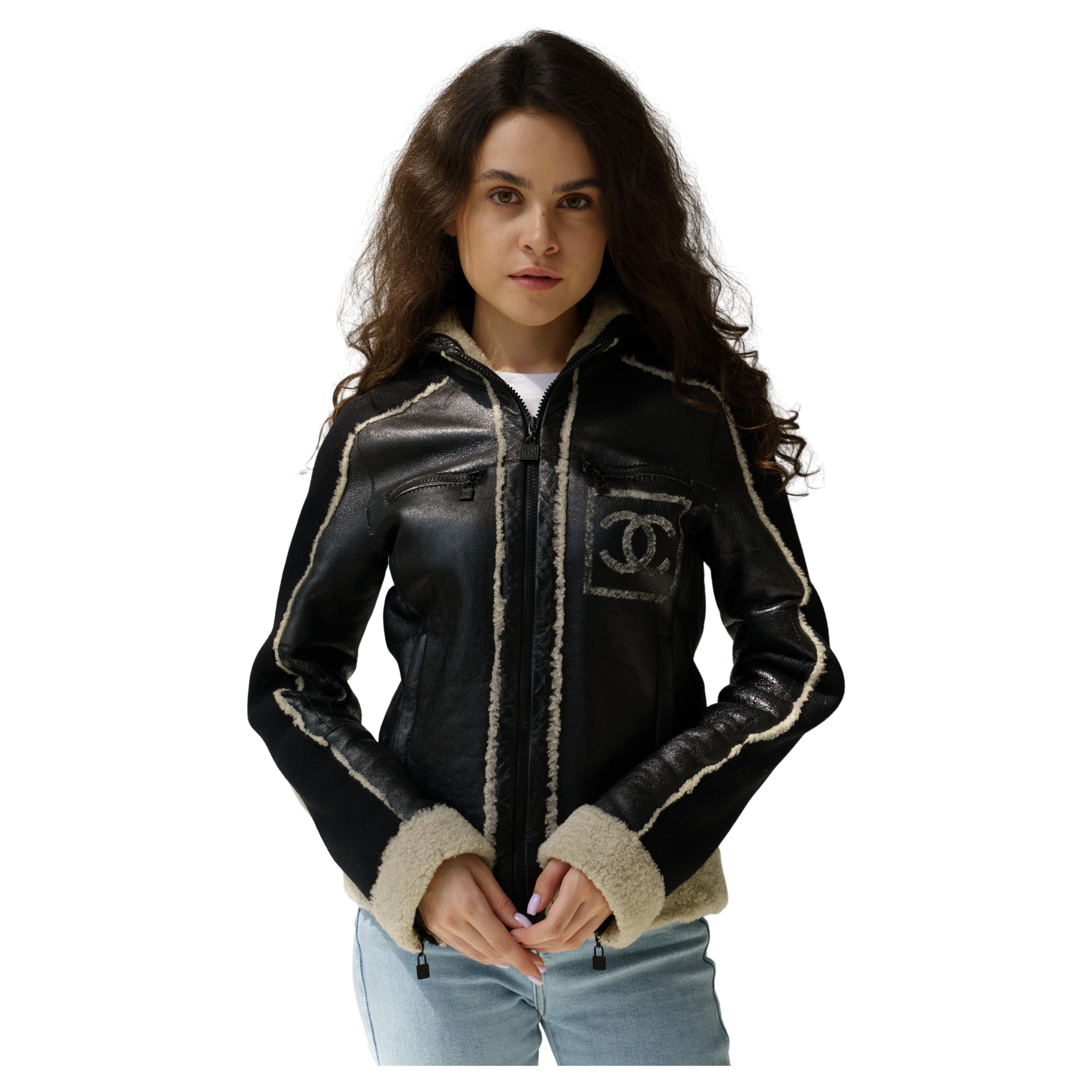 Chanel 08A 2008 Sport CC Giacca con zip e cappuccio in pelle d'agnello e shearling