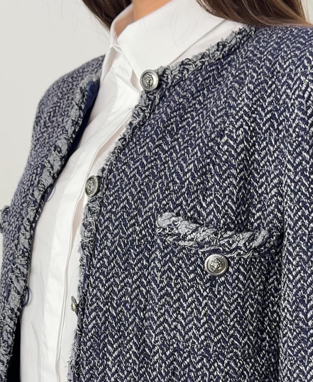 Eleva il tuo guardaroba con questo splendido blazer Chanel 08A in tweed! Questo bellissimo capo presenta un esclusivo bordo a treccia di Lesage e quattro tasche funzionali, che fondono la classica eleganza Chanel con la raffinatezza moderna.