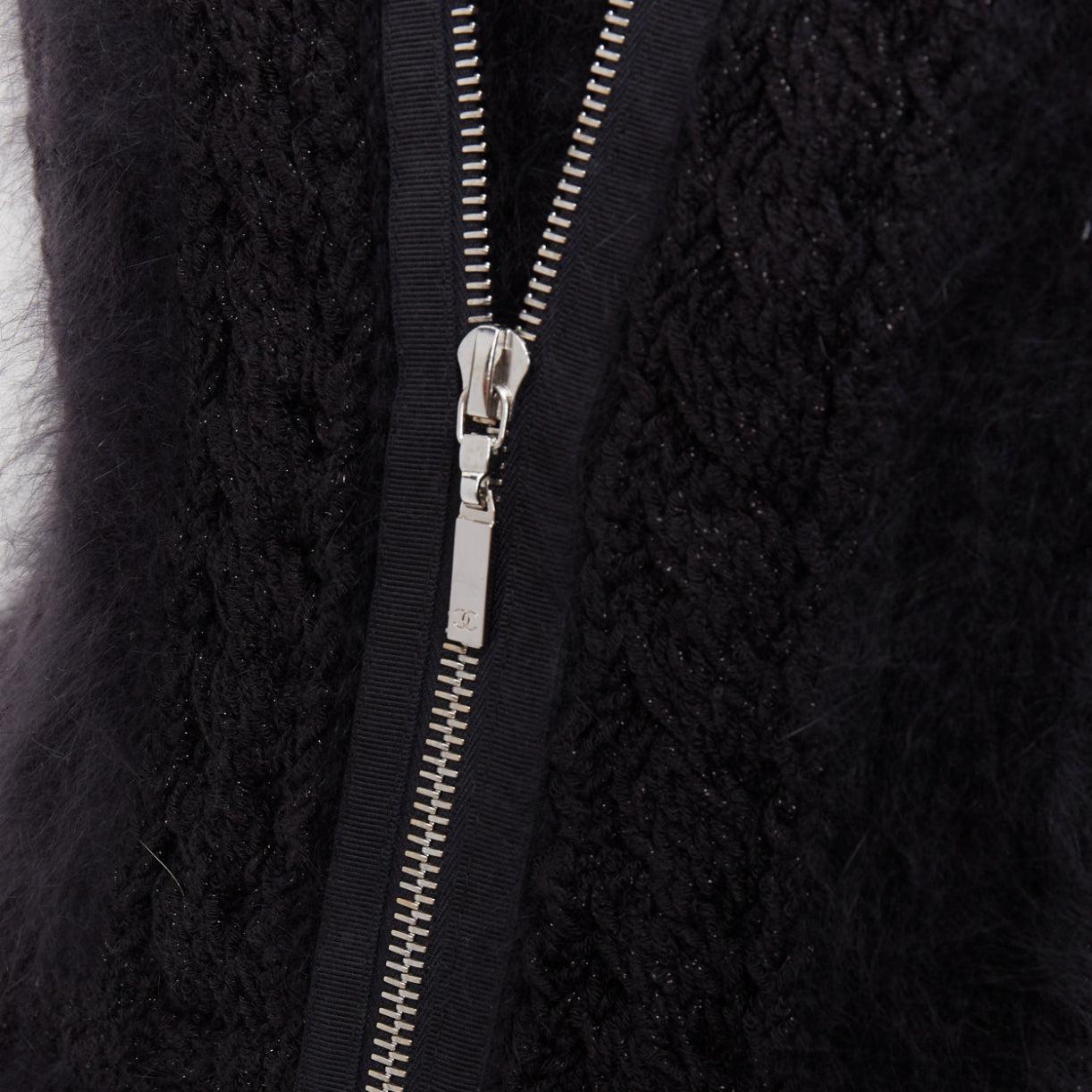 CHANEL 08A Schwarzer, flauschiger Pullover aus Angora-Mischung CC mit Reißverschluss FR36 S
Referenz: TGAS/E00516
Marke: Chanel
Designer: Karl Lagerfeld
Collection'S: 08A Karussell
MATERIAL: Angora, Baumwolle, Gemisch
Farbe: Schwarz, Silber
Muster: