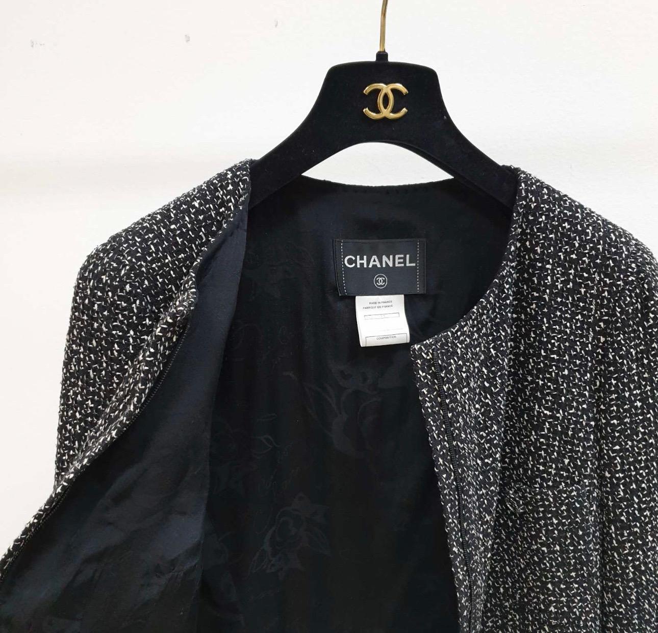 Chanel Evening Jacket
Fall/Winter 2008 Collection by Karl Lagerfeld 
Black with White Specks 
Tweed
Chain-Link Detail 
2 Pockets 
Zip Closure 
Composition: 100% Silk
One button on the sleeve is missing.
Very good condition.
Hanger is not included.