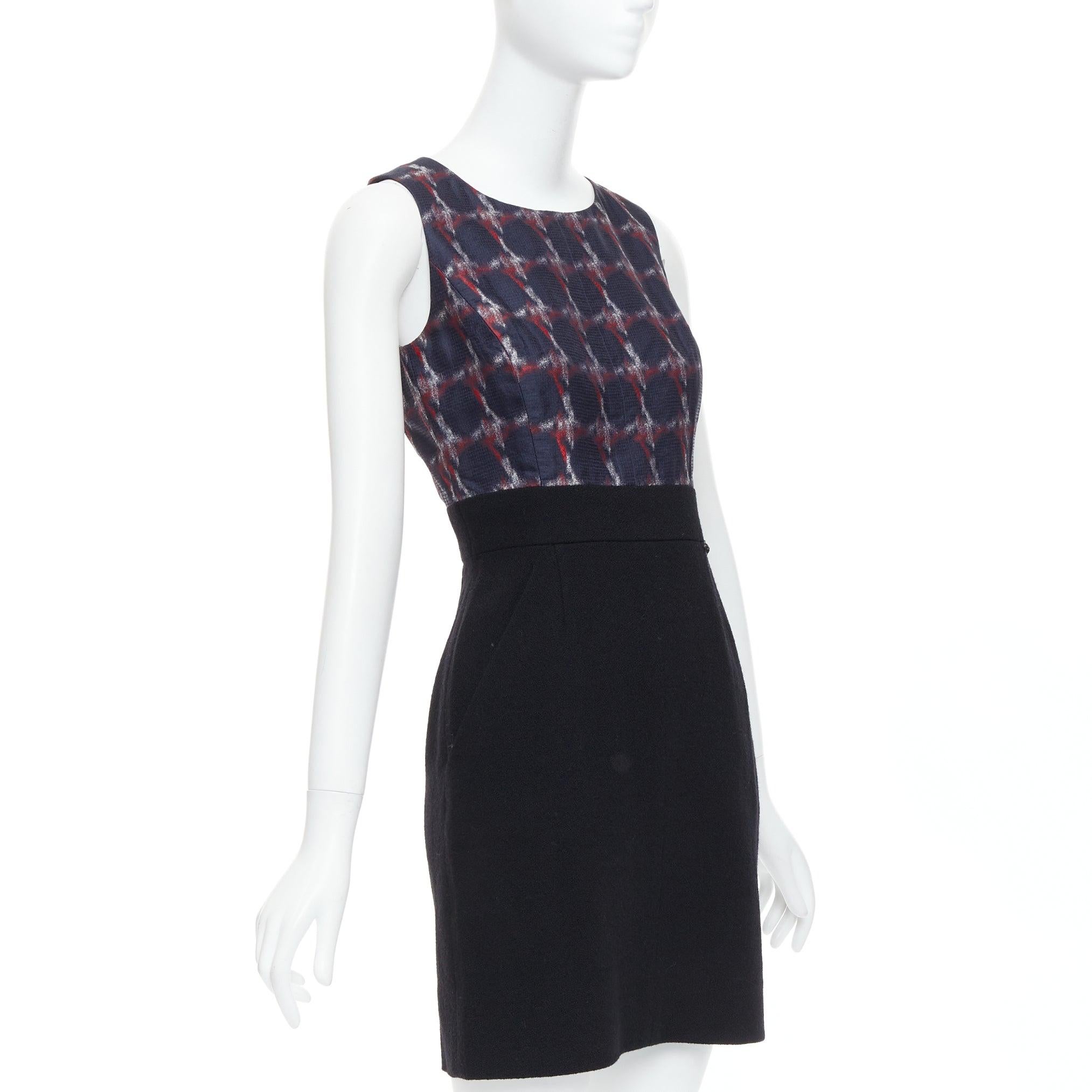 Noir CHANEL 08A Paris-Venise - Robe droite en laine à imprimé pied-de-poule rouge marine en vente