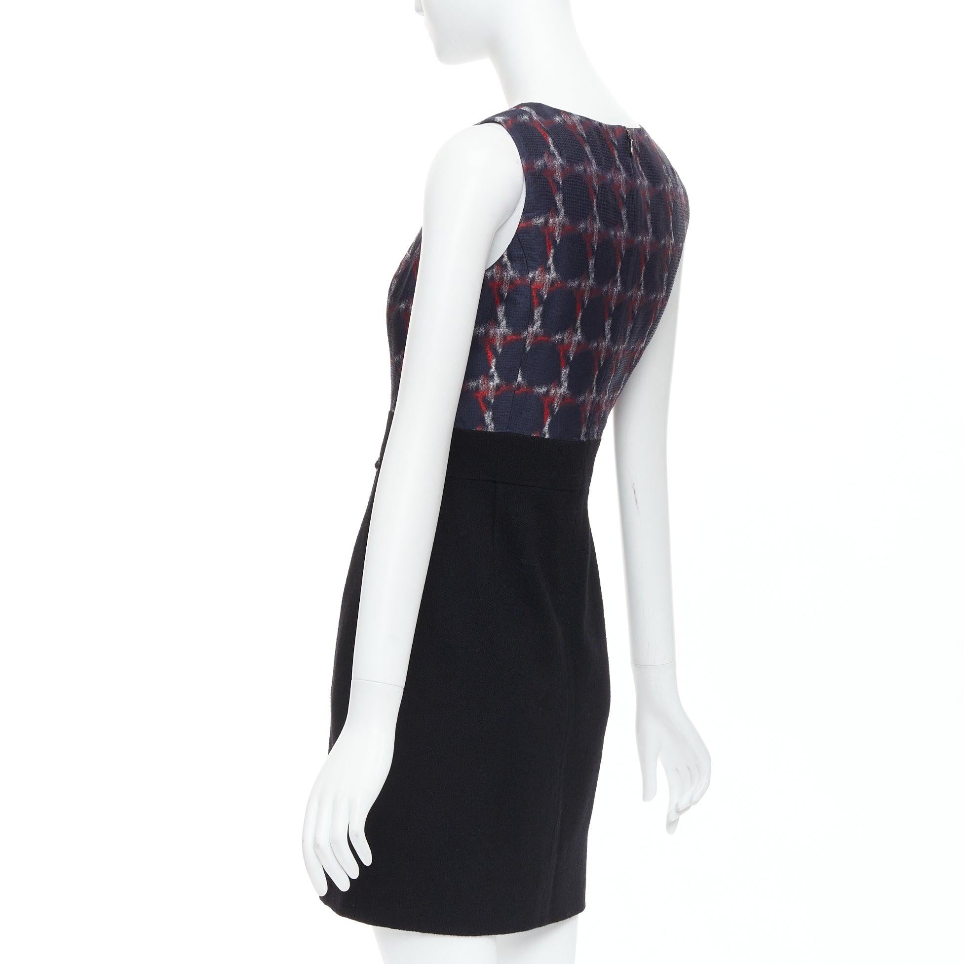 CHANEL 08A Paris-Venise - Robe droite en laine à imprimé pied-de-poule rouge marine en vente 1