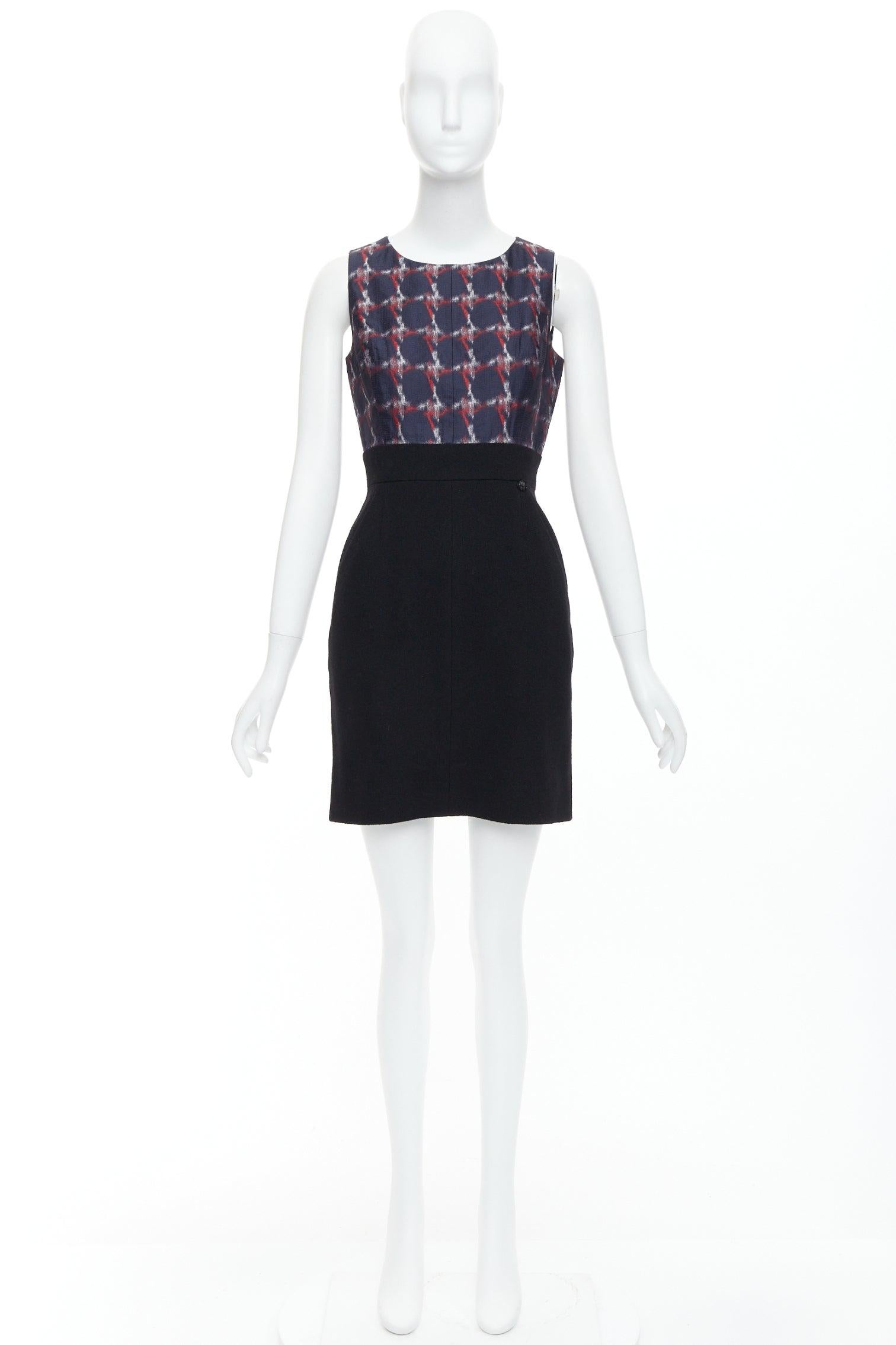 CHANEL 08A Paris-Venise - Robe droite en laine à imprimé pied-de-poule rouge marine en vente 4