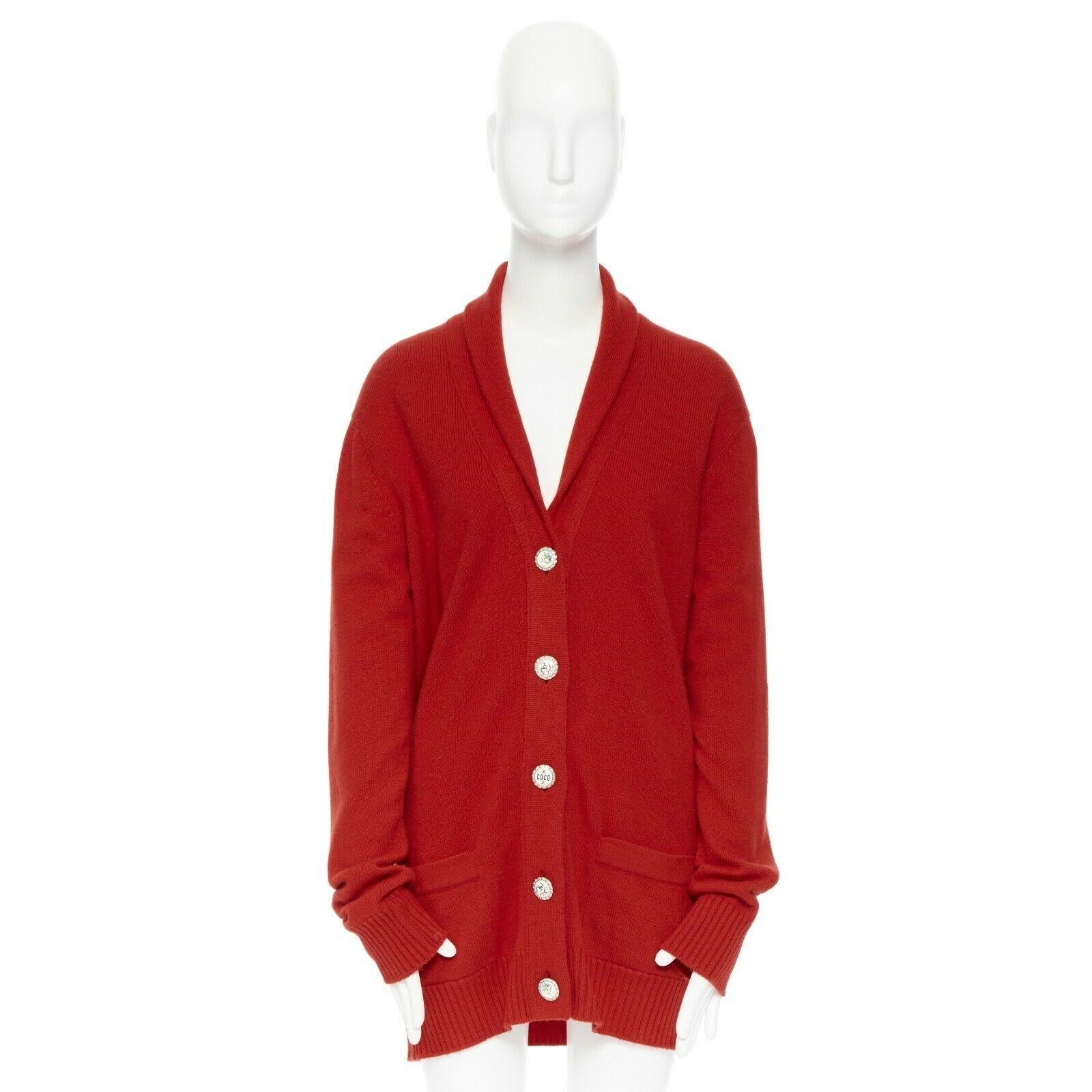 CHANEL 08A red cashmere knit rib shawl collar crystal button cardigan FR38
Brand: CHANEL
Designer: Karl Lagerfeld
Collection: 08A
Model Name / Style: Cardigan jacket
Material: Cashmere
Color: Red
Pattern: Solid
Closure: Button
Extra Detail: