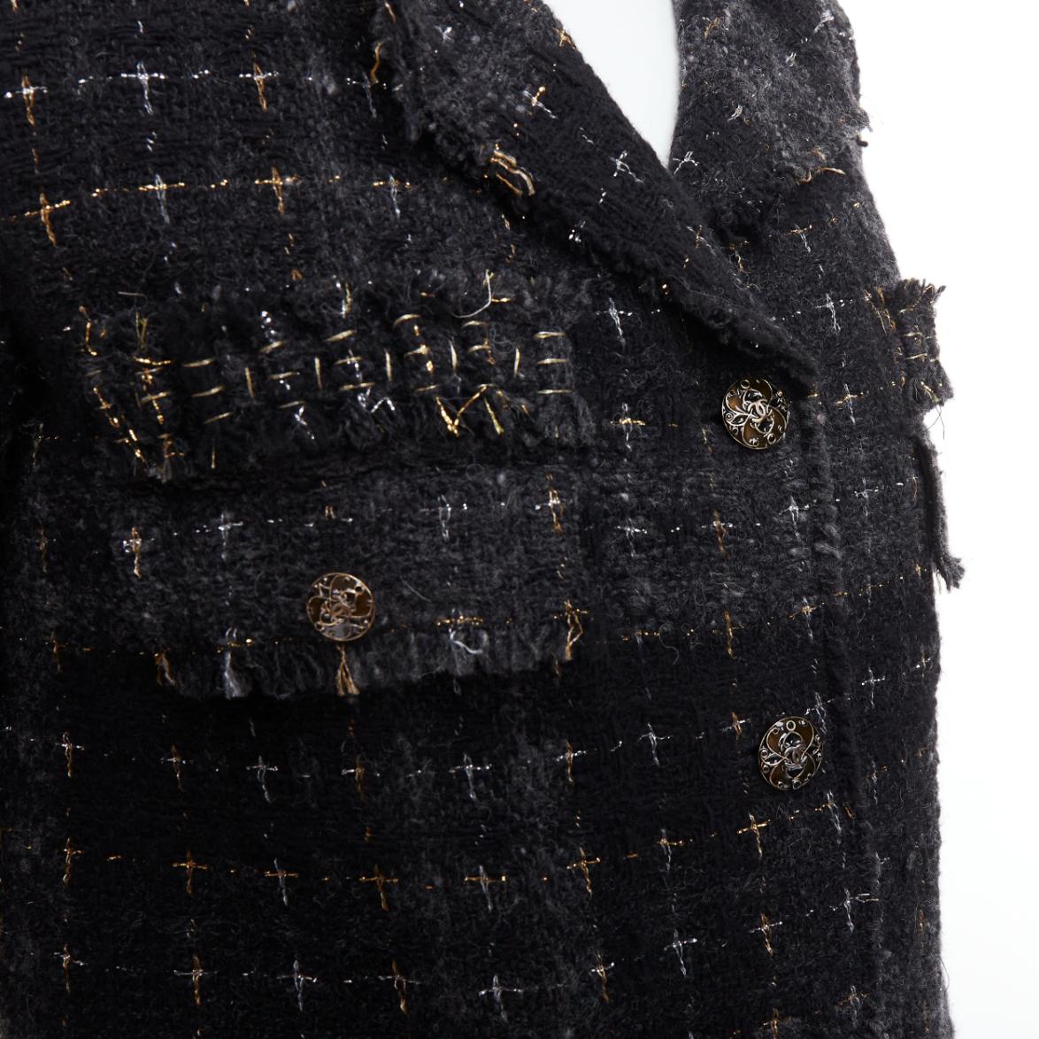Chanel 08A Runway Fantasy Tweed nero grigio argento oro lana applique giacca FR36 S
Riferimento: TGAS/E00514
Marchio: Chanel
Designer: Karl Lagerfeld
Collection'S: 08A - Pista
Materiale: Lana, misto
Colore: Nero, Oro
Modello: Tweed
Chiusura: